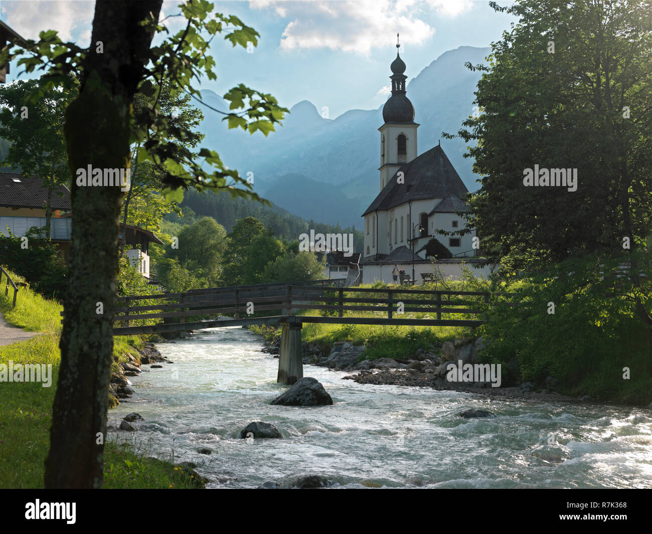 Blick vom Malerwinkel auf église paroissiale Saint Sébastien, Gebirgsbach Ramsauer Ache, HG Reiteralpe, Ramsau, Berchtesgadener Land, Oberbayern, Bayern, Deuts Banque D'Images