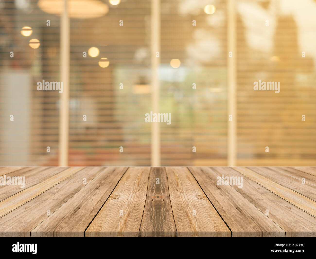 Planche en bois table vide haut sur d'arrière-plan flou. Table en bois brun Perspective Plus de flou en arrière-plan café - peut être utilisé des maquettes pour mont Banque D'Images Planche en bois table vide haut sur d'arrière-plan flou. Table en bois brun Perspective Plus de flou en arrière-plan café - peut être utilisé des maquettes pour mont Banque D'Images