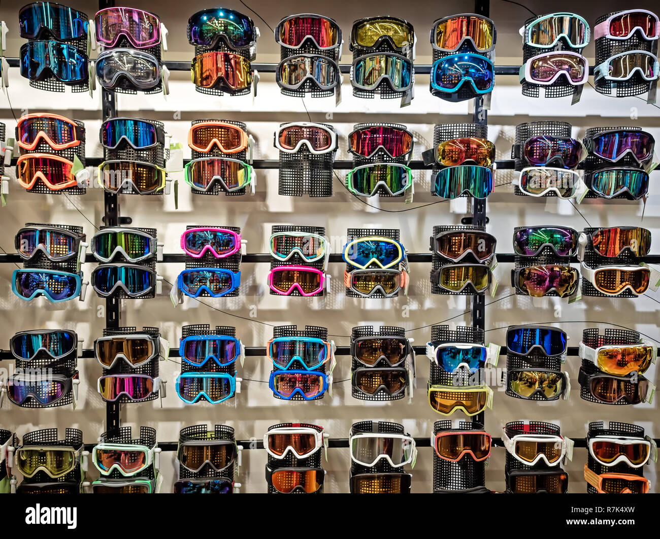 Arrière-plan de l'équipement de sport. Les masques de snowboard de couleur dans une ligne sur une vitrine. Masques de ski colorés sur la vitrine dans le magasin de sport. Banque D'Images