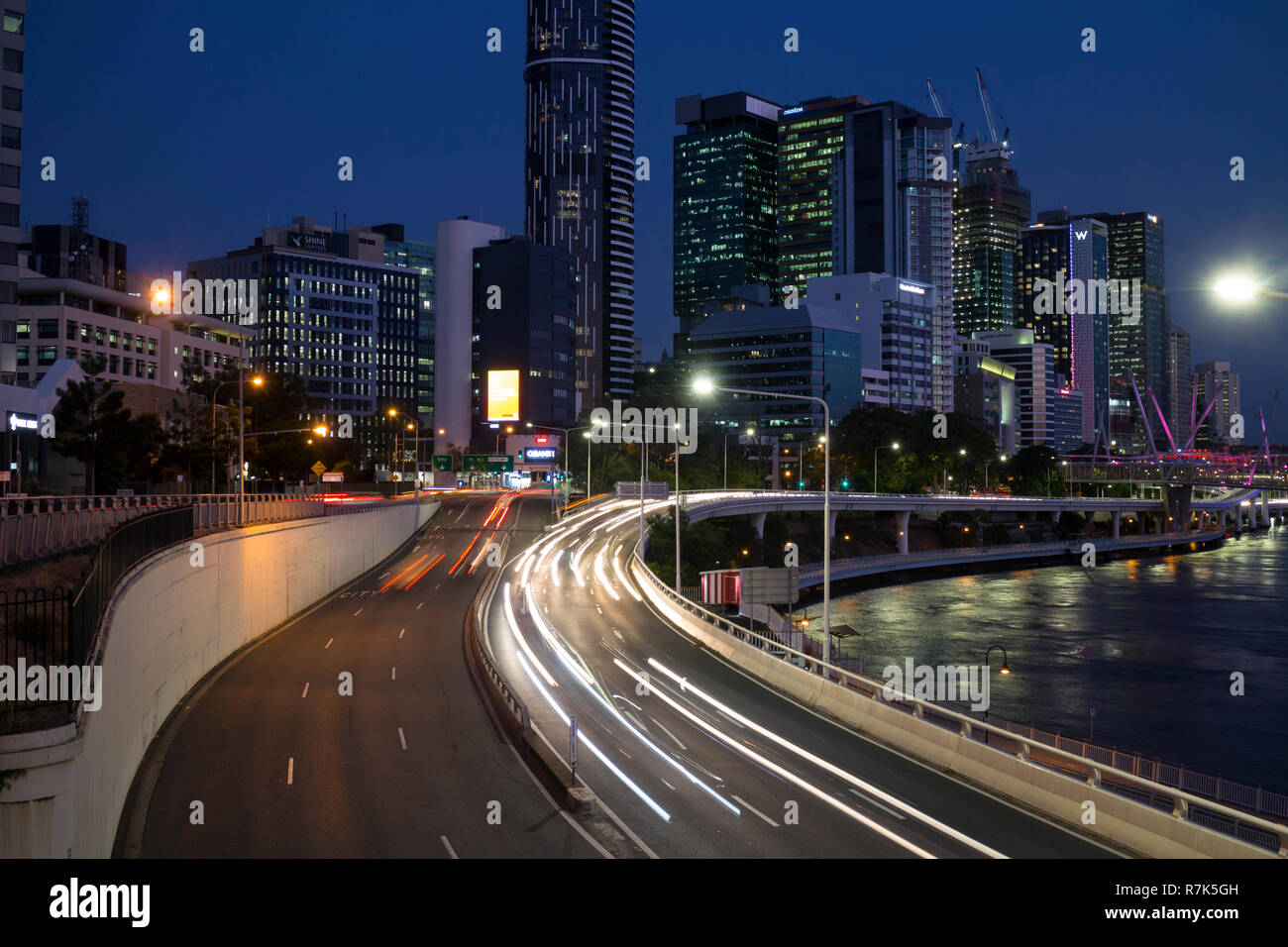 Soirée le trafic tout en légèreté sur le Riverside Expressway, North Quay, centre-ville de Brisbane, Queensland, Australie Banque D'Images