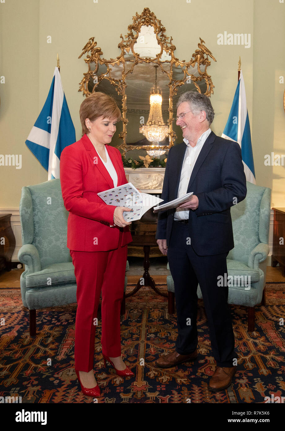 Premier ministre Nicola Sturgeon rencontre le professeur Alan Miller, président du Groupe consultatif sur les droits de l'homme de Bute House, Edinburgh, qu'il remet le rapport final avec des recommandations visant à assurer l'Ecosse est un leader international dans la construction d'une société fondée sur les droits. Banque D'Images