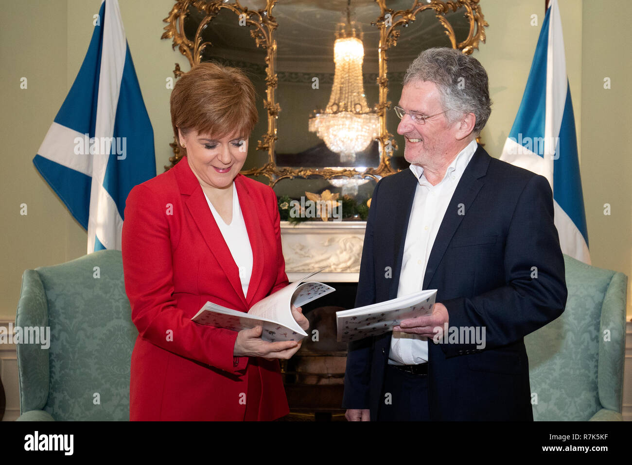 Premier ministre Nicola Sturgeon rencontre le professeur Alan Miller, président du Groupe consultatif sur les droits de l'homme de Bute House, Edinburgh, qu'il remet le rapport final avec des recommandations visant à assurer l'Ecosse est un leader international dans la construction d'une société fondée sur les droits. Banque D'Images