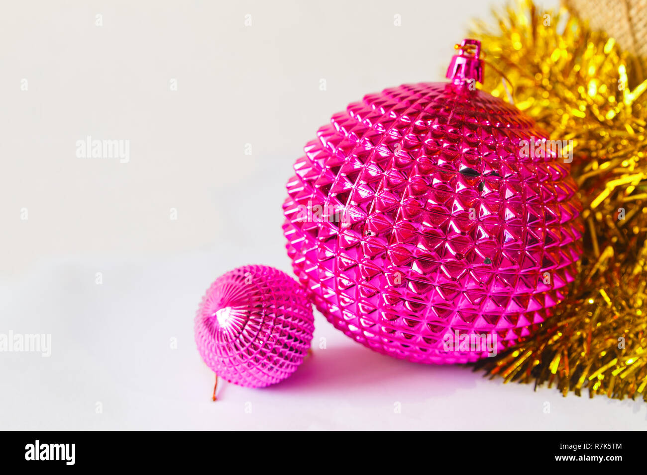 Les jouets de Noël avec des boules de noël en or de l'an Banque D'Images