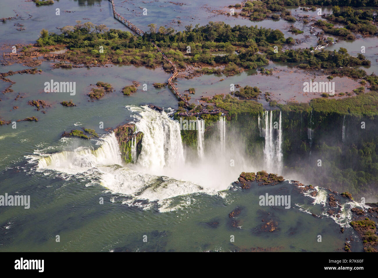 Vue aérienne de belles chutes de la gorge du diable un fossé de vol en hélicoptère. Le Brésil et l'Argentine. L'Amérique du Sud. L'Amérique latine. Banque D'Images