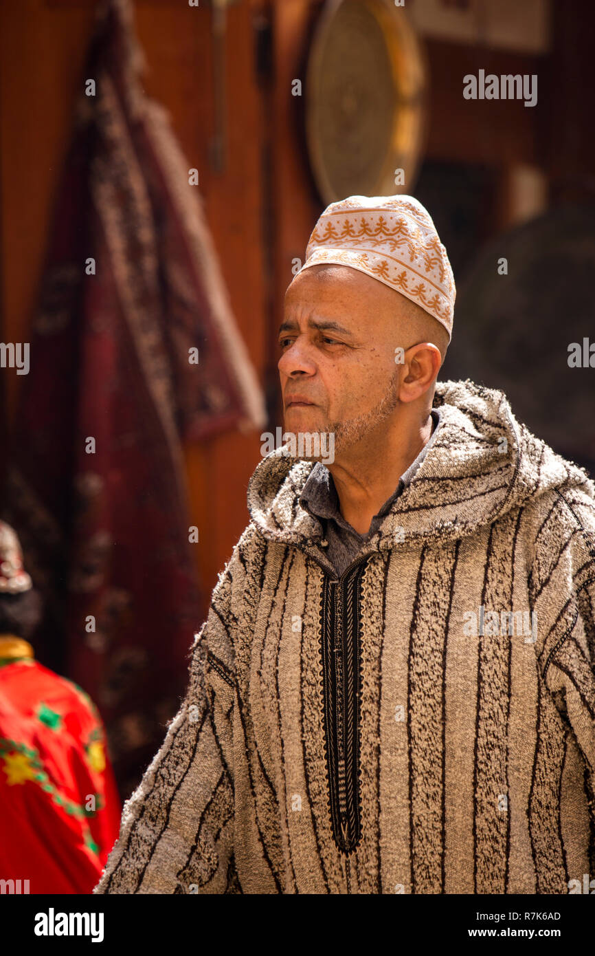 Maroc, Fes, Fes el Bali, Medina, homme portant à la main traditionnelle  djellaba manteau à capuchon Photo Stock - Alamy