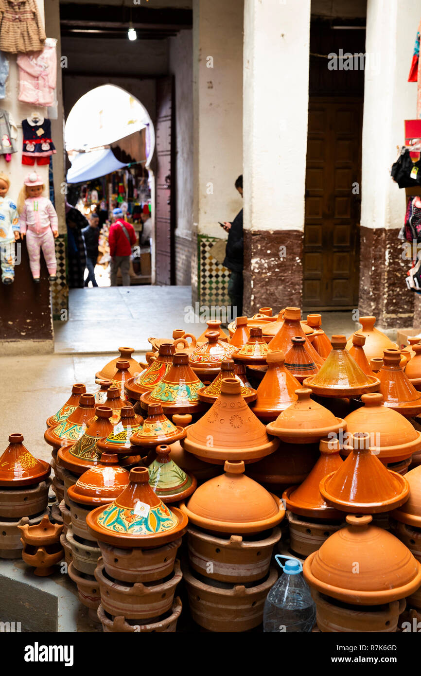 Maroc, Fes, Fes el Bali, Medina, Maristan Sidi Frej, construit vers 1286, dans l'ancien hôpital de décrochage ancien traditionnel de vente tajine réalisé localement cook Banque D'Images