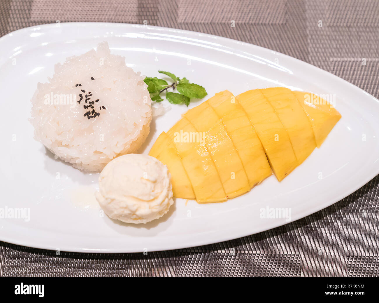 Mango sticky rice with ice cream Banque D'Images