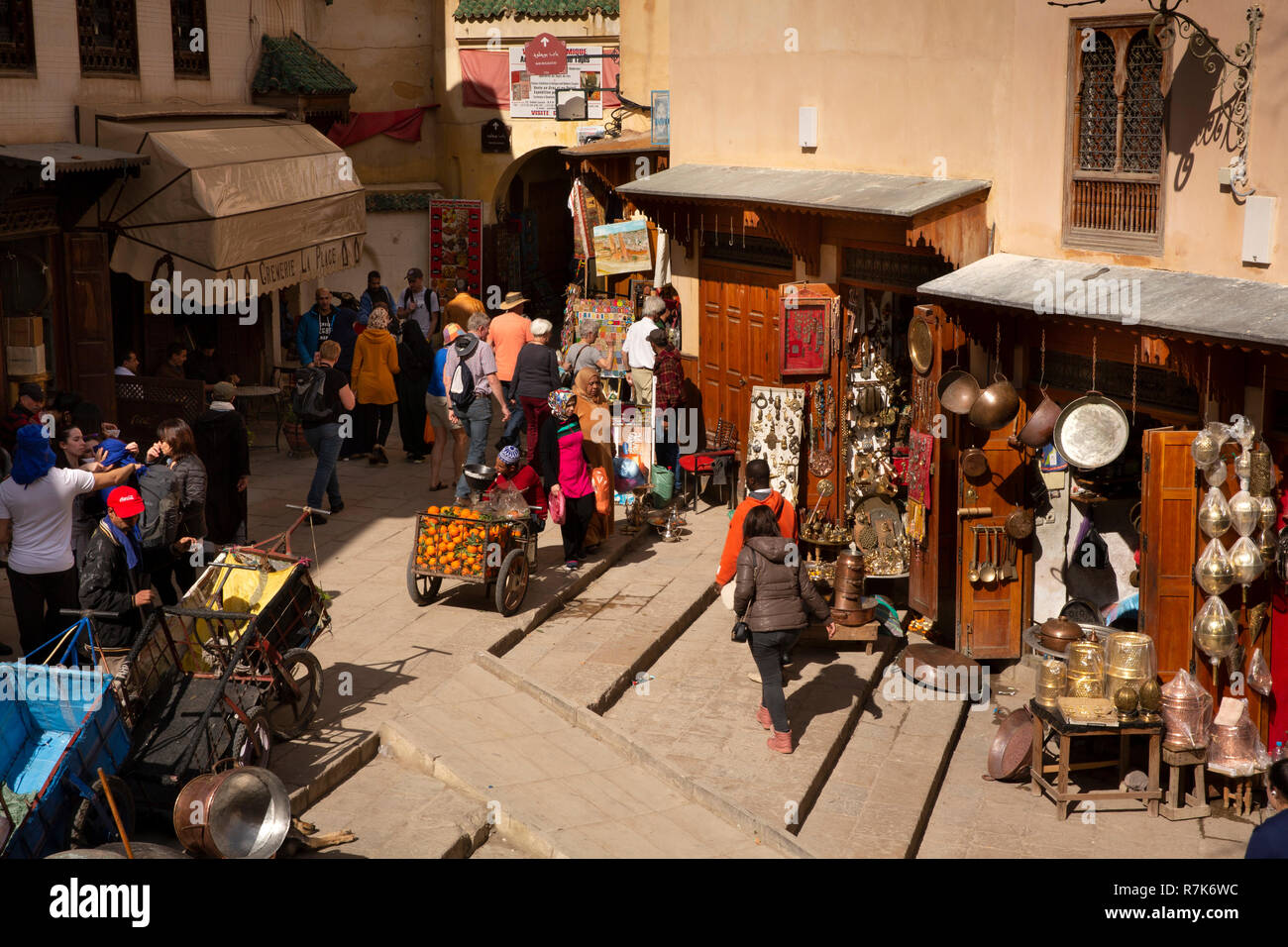 Maroc, Fes, Fes el Bali, Medina, Place Seffarine, vue vers le bas sur la ferronnerie boutiques Banque D'Images