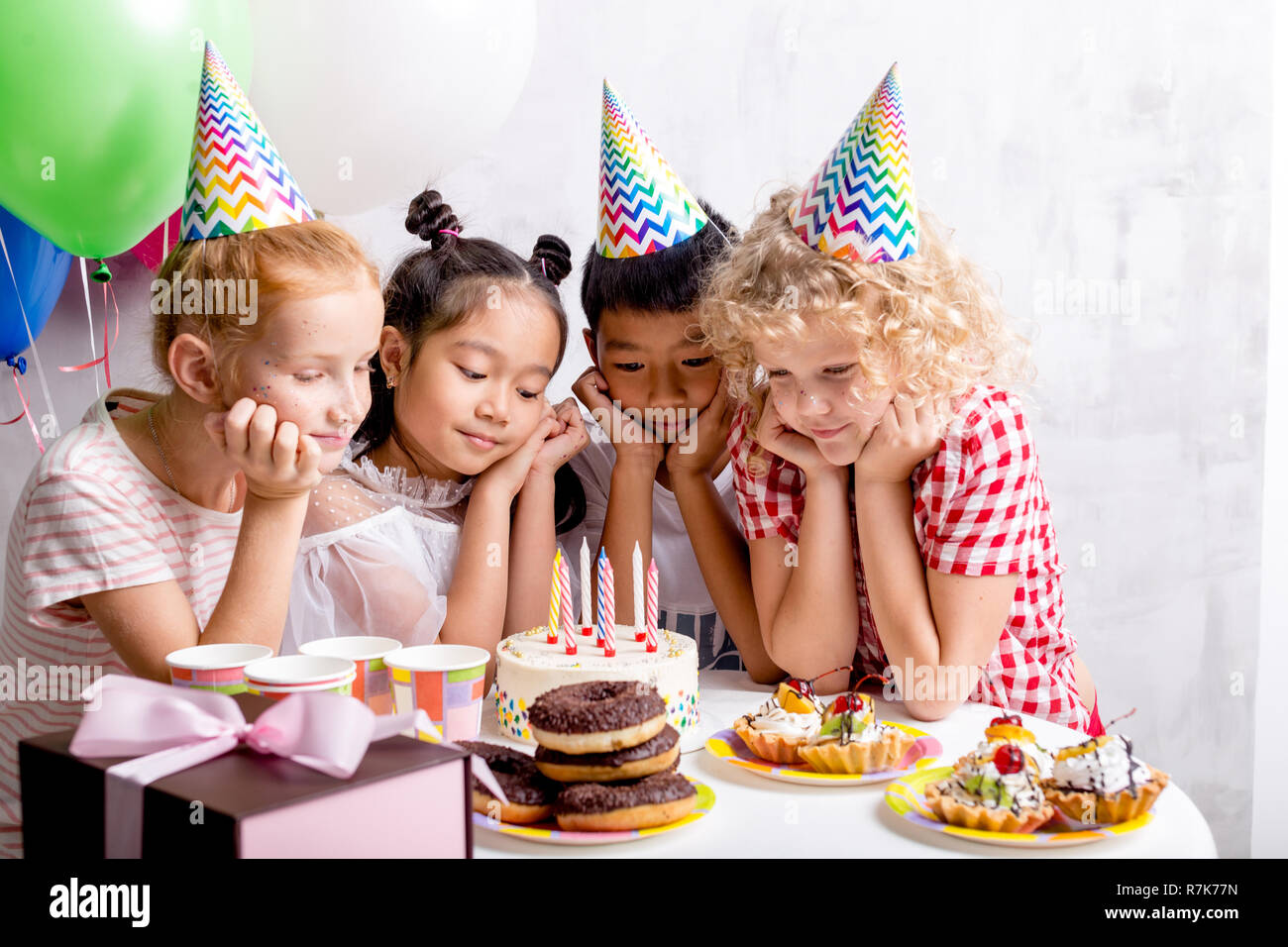 Les Enfants Sont Tres En Attente De Surprise Dans La Chambre Avec Baloons Photo Stock Alamy Les Enfants Sont Tres En Attente De Surprise Dans La Chambre Avec Baloons Photo Stock Alamy
