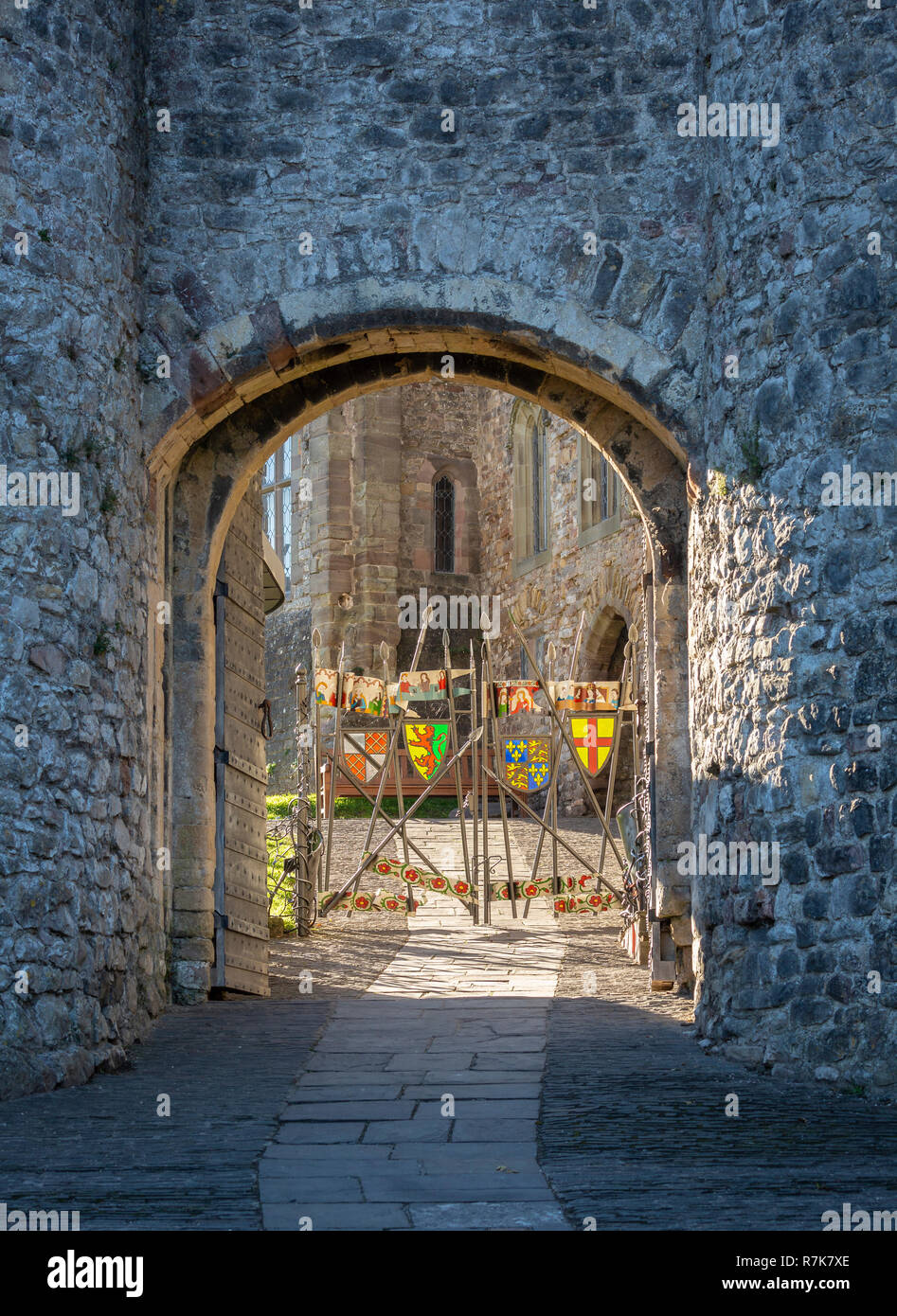 Le Château de Chepstow, l'entrée et l'affichage des lances, Drapeaux et fanions. Monmouthshire, Wales, UK Banque D'Images