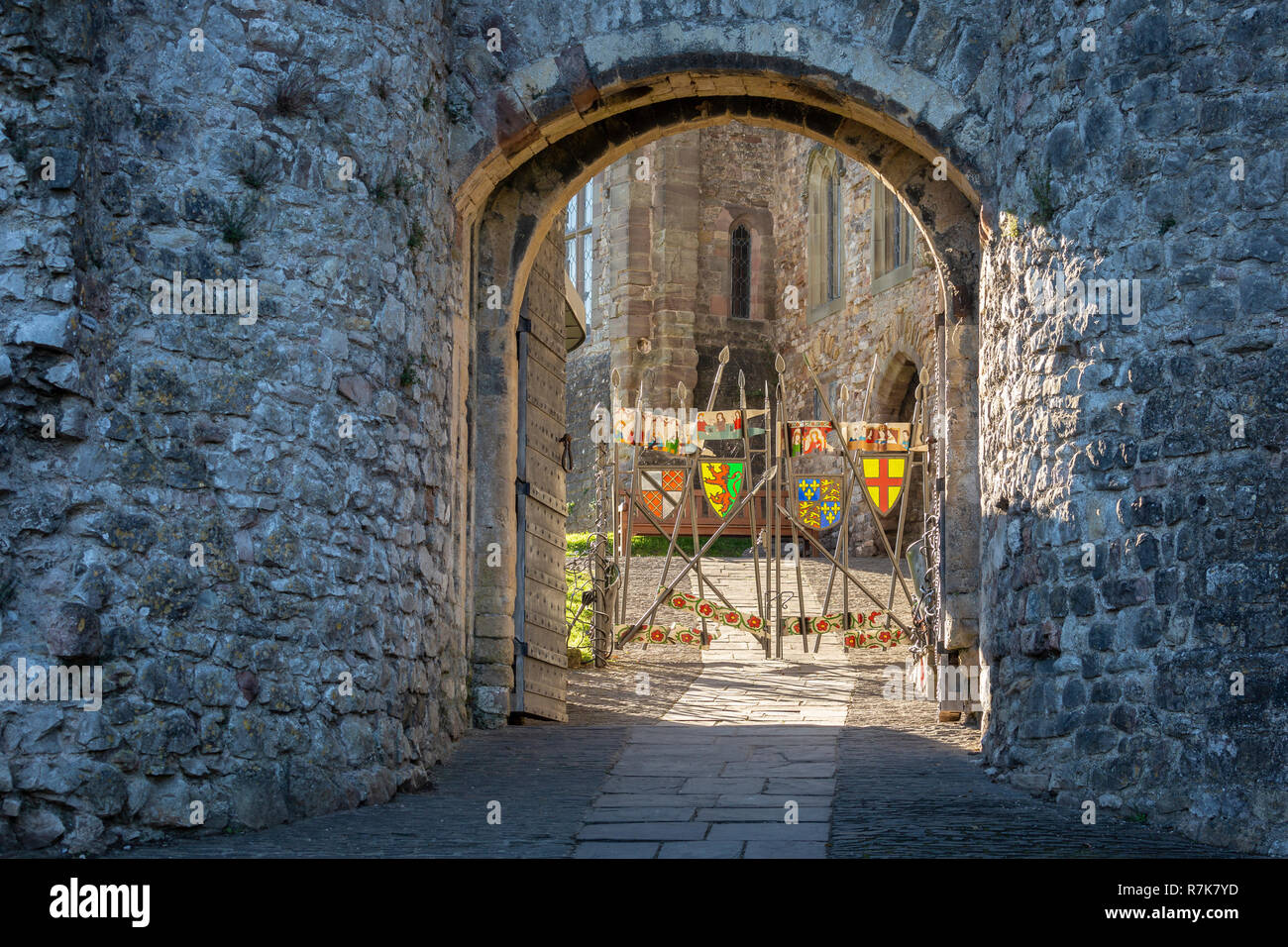 Le Château de Chepstow, l'entrée et l'affichage des lances, Drapeaux et fanions. Monmouthshire, Wales, UK Banque D'Images