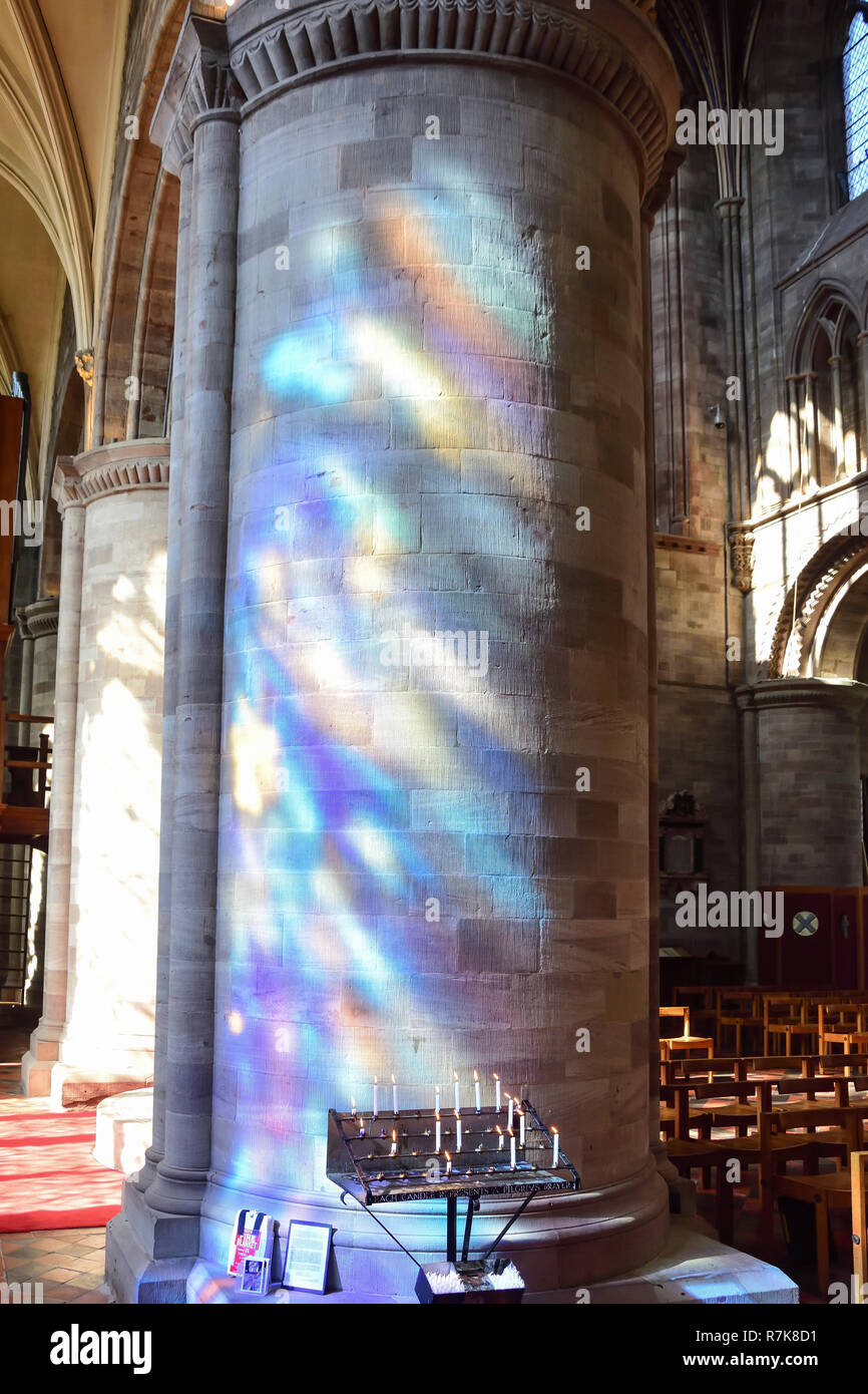 Vitrail de réflexions sur l'intérieur de la colonne, près de la Cathédrale Cathédrale de Hereford, Herefordshire, Angleterre, Royaume-Uni Banque D'Images