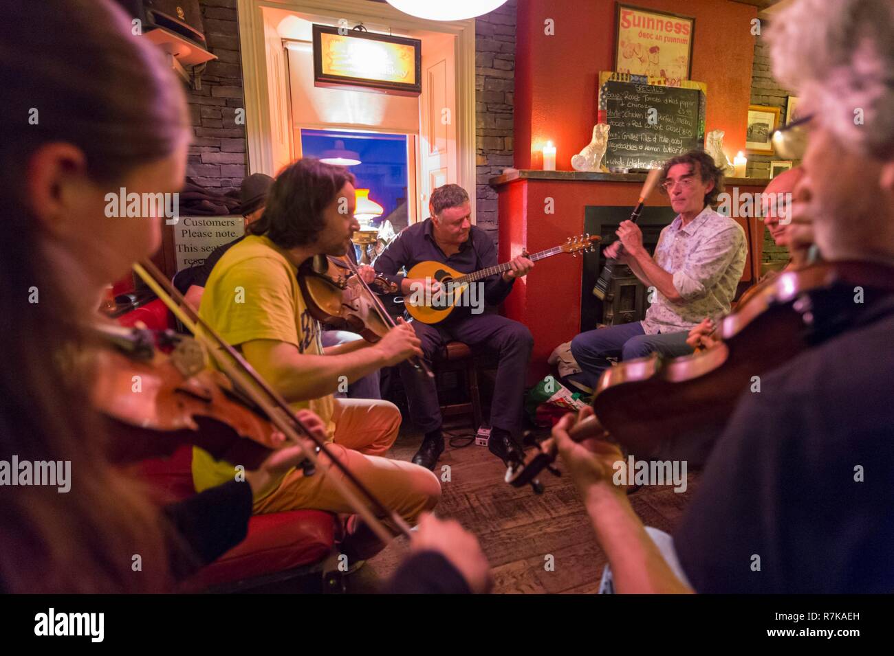 République d'Irlande, le comté de Clare, Kilrush village, Crotty's pub, musiciens jouant de la musique traditionnelle irlandaise Banque D'Images