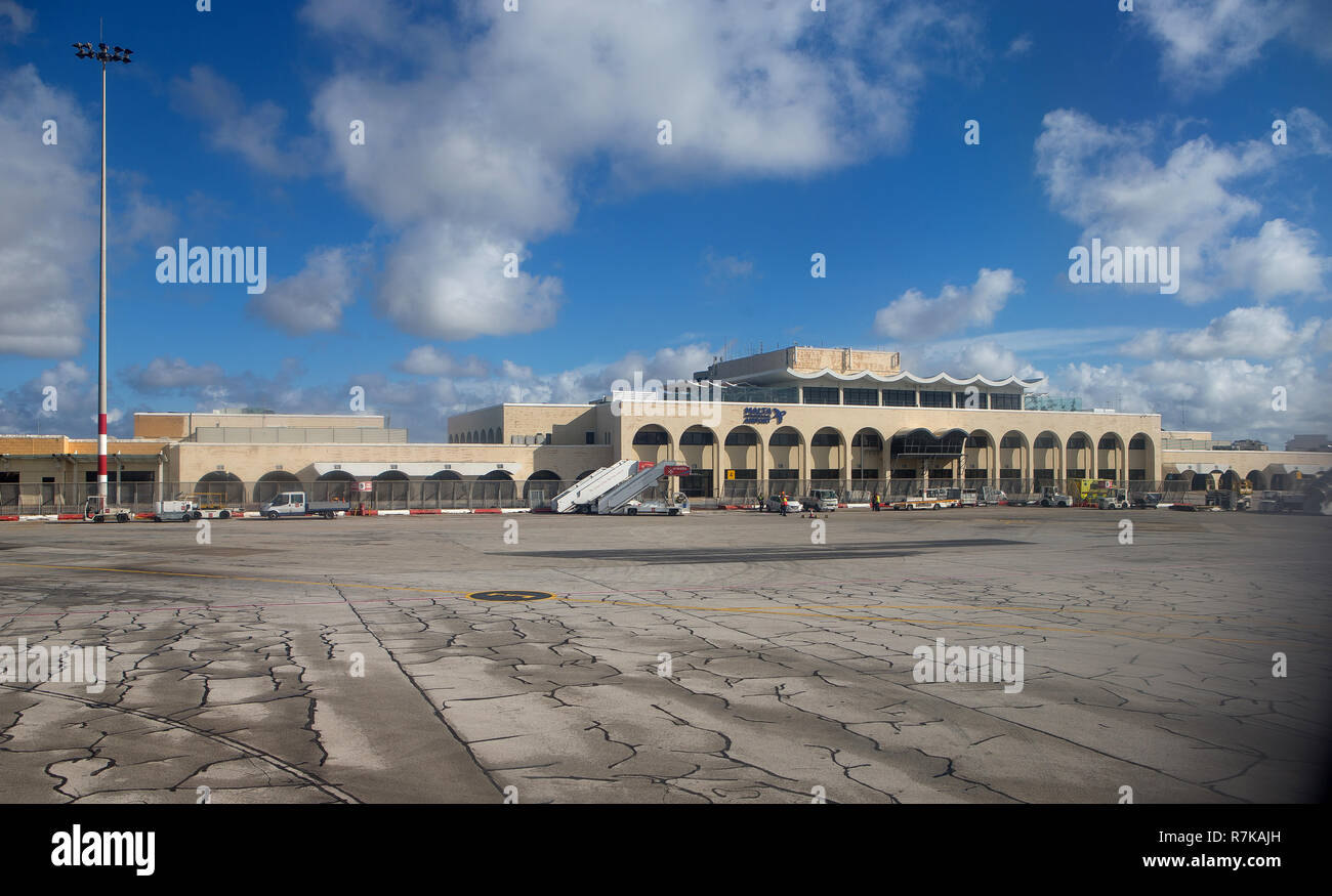 Député provincial, l'Aéroport International de Malte sert les îles maltaises. Il est situé sur l'île de Malte, au sud-ouest de la capitale maltaise La Valette en l à Banque D'Images