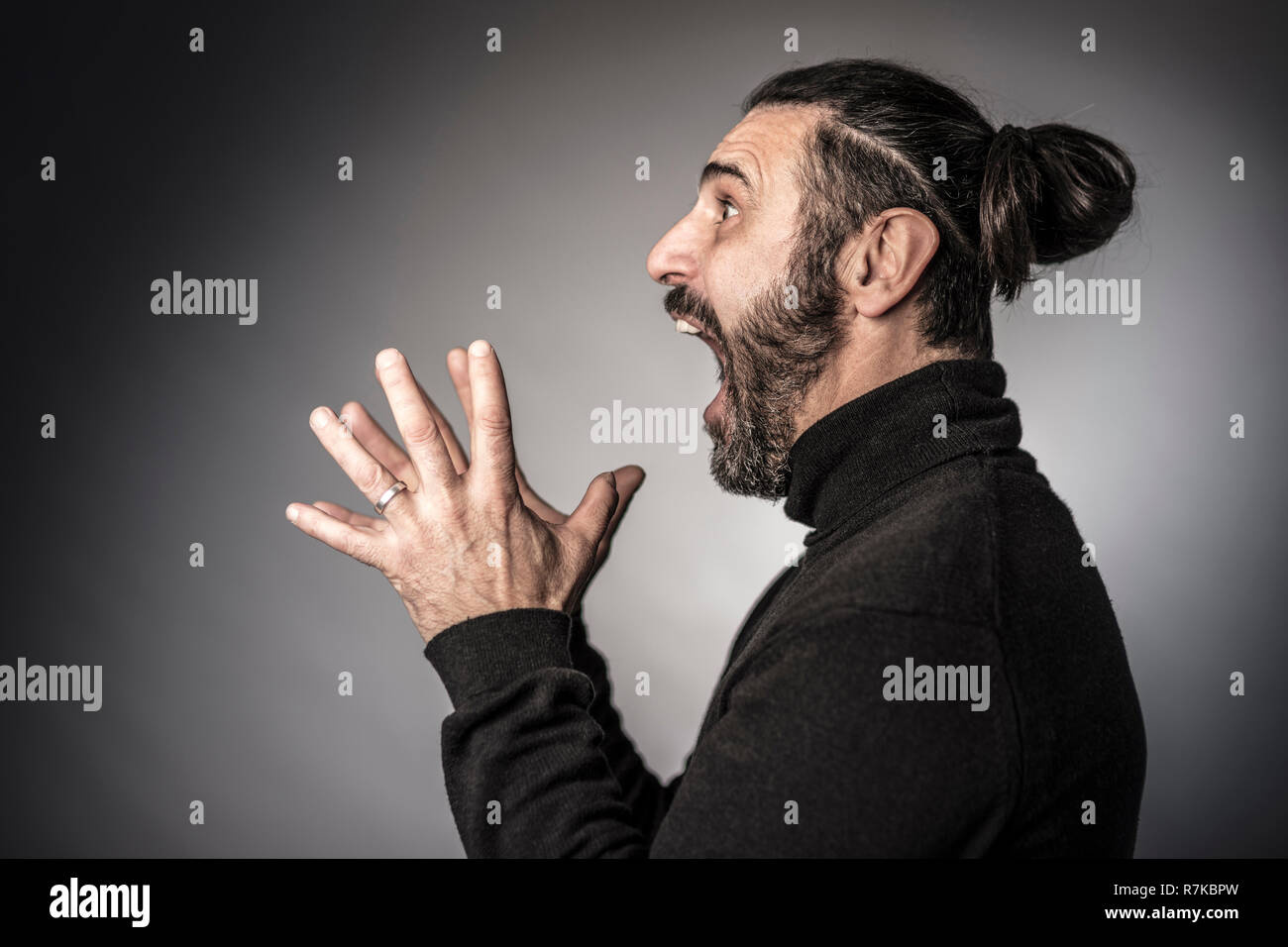Homme barbu effrayant expression studio shot Banque D'Images