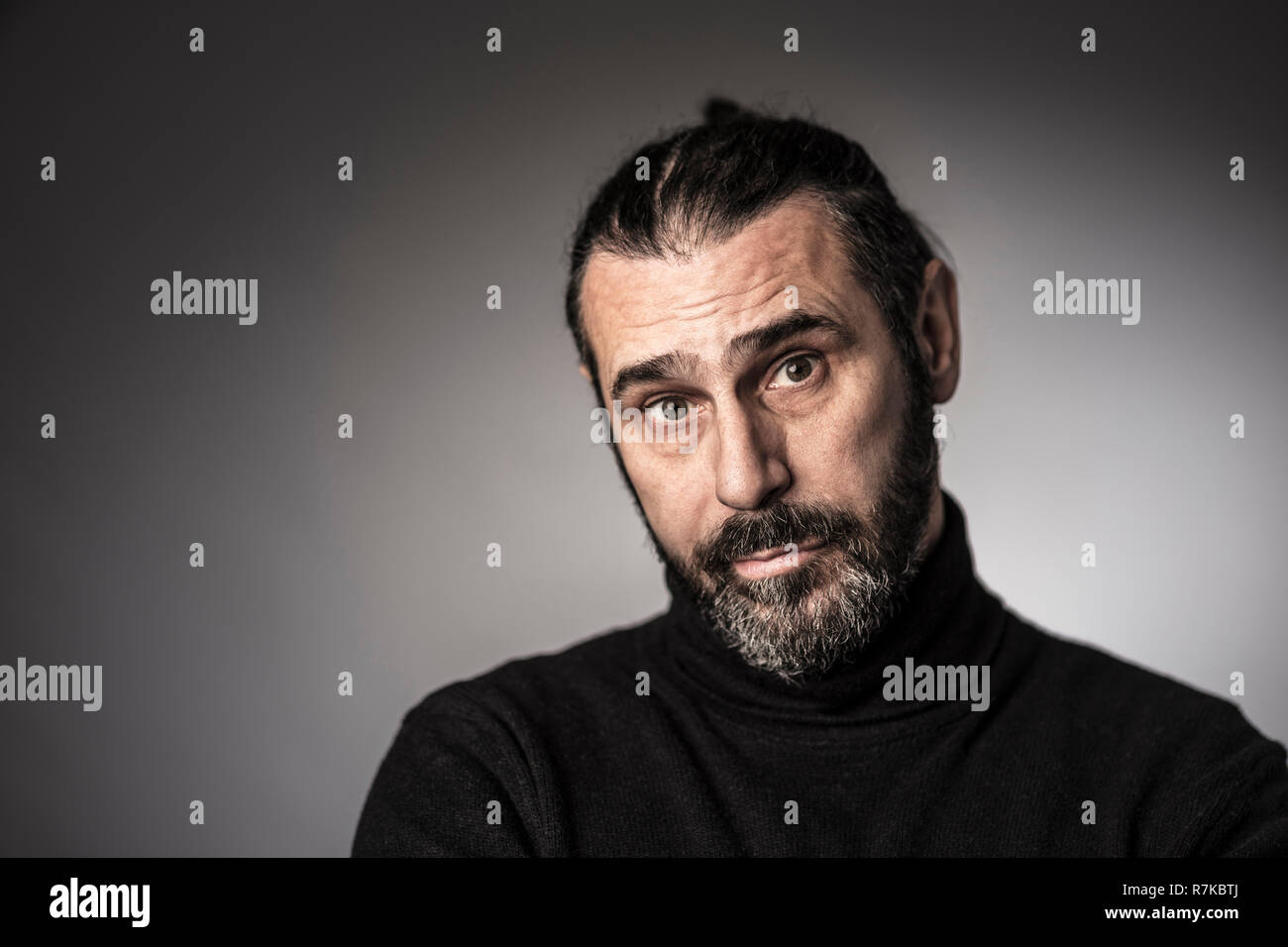 Portrait of man with long hair studio shot Banque D'Images