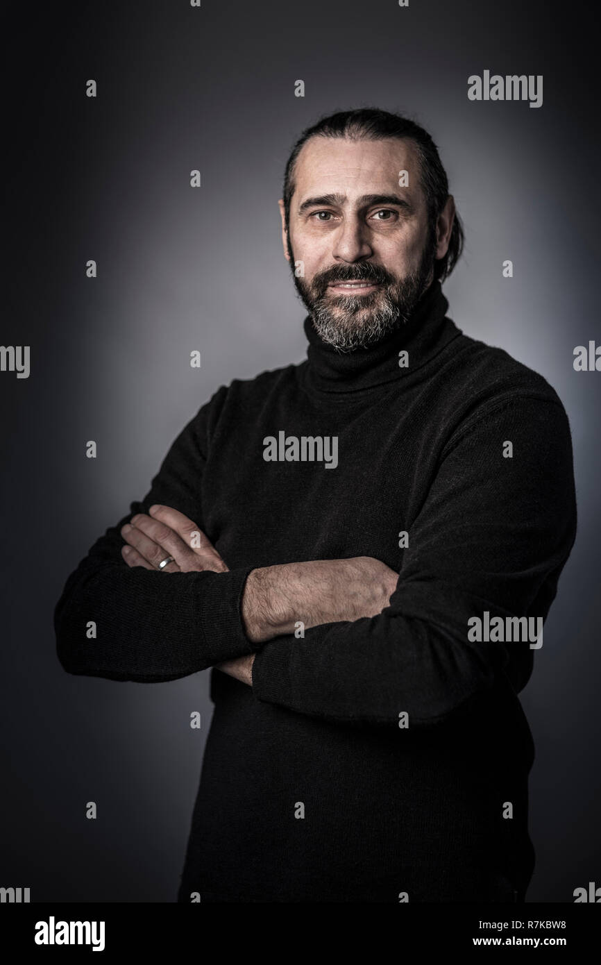 Bras croisés man studio portrait Banque D'Images