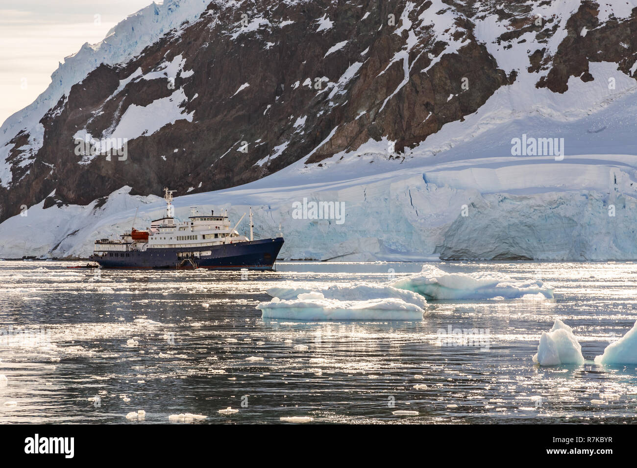 L'antarctique touristique de croisière à la dérive dans le lagon entre les icebergs avec glacier en arrière-plan, la baie de Neco, Antarctique Banque D'Images