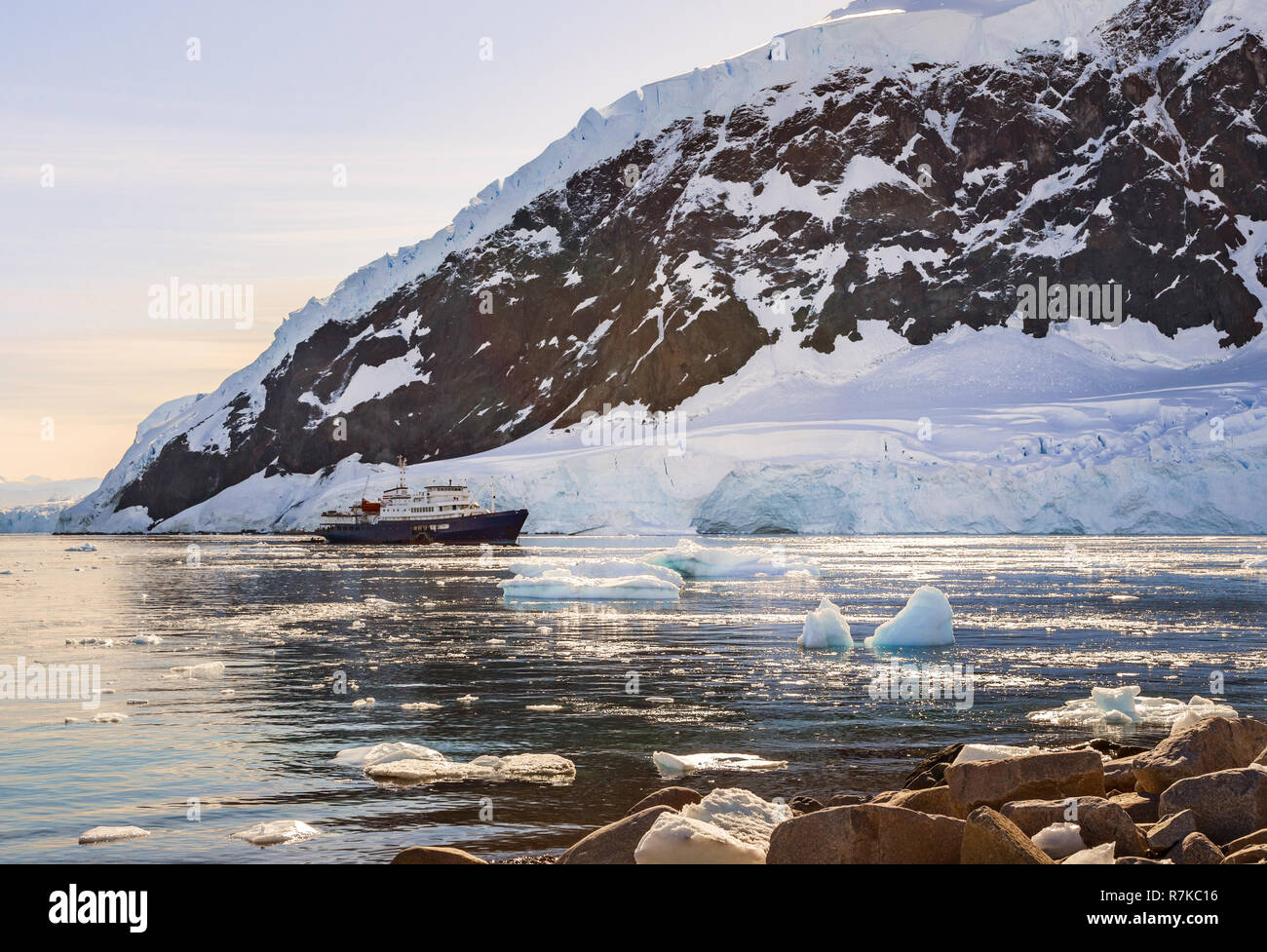 L'antarctique touristique de croisière à la dérive dans le lagon entre les icebergs avec glacier en arrière-plan, la baie de Neco, Antarctique Banque D'Images