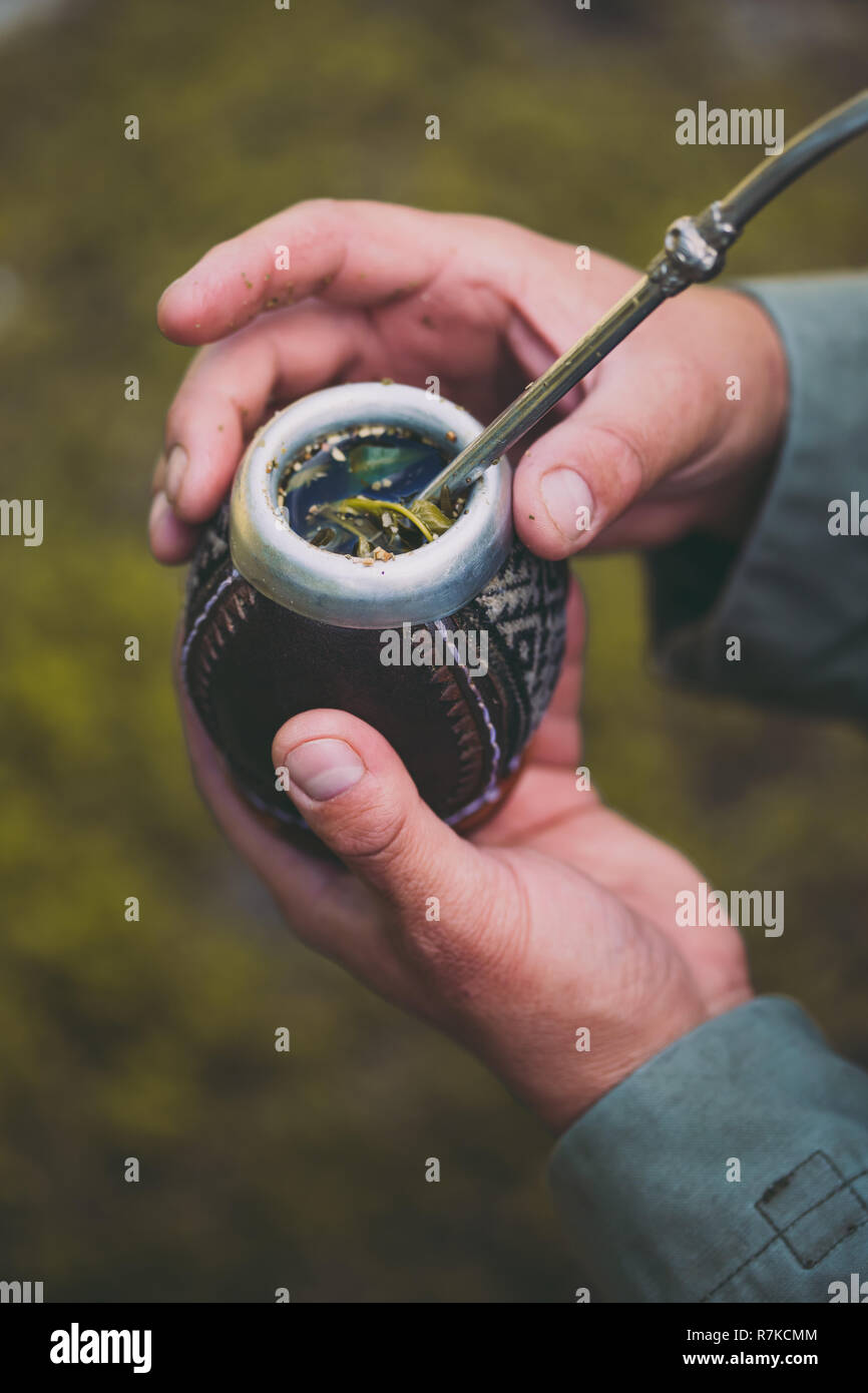 Man holding yerba mate dans la nature. Voyages et aventures concept. Boire du maté d'Amérique latine Banque D'Images