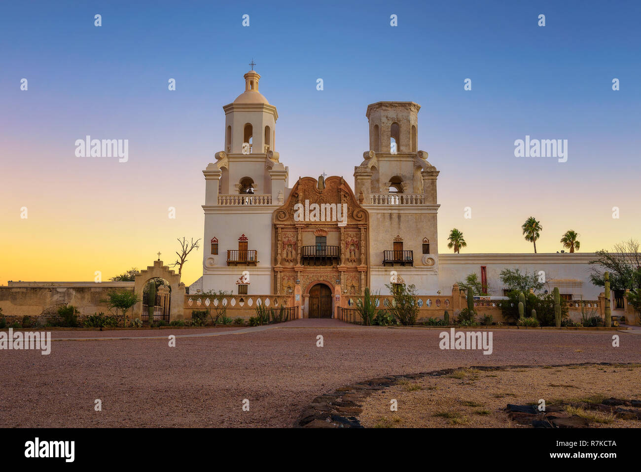 Lever du soleil à l'église de la Mission San Xavier à Tucson Banque D'Images