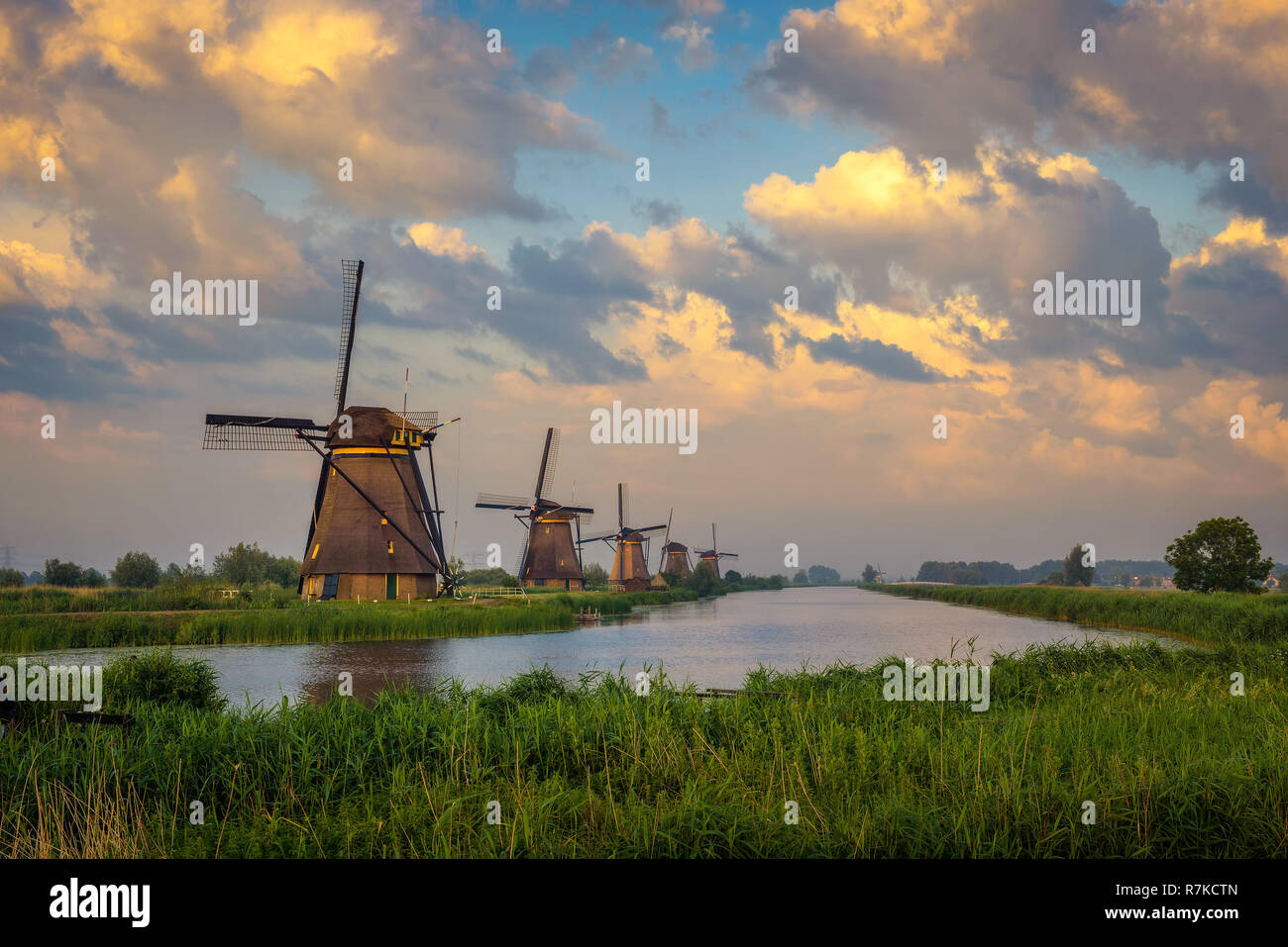 Coucher du soleil au-dessus des moulins à vent historiques à Kinderdijk, Pays-Bas Banque D'Images