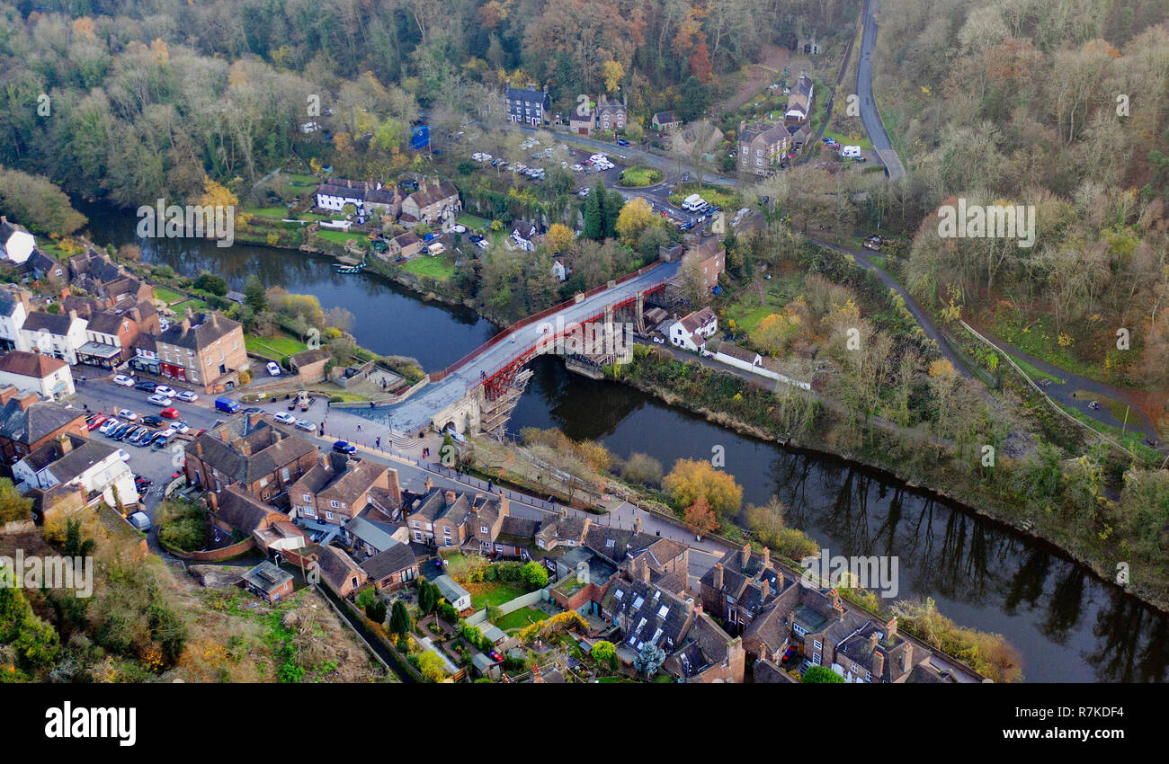 Le Shropshire's pont de fer, peut maintenant être vu dans son plein depuis le début des travaux de rénovation et a été retourné à sa couleur d'origine rouge/brun. Il s'agit d'enquête judiciaire après avoir révélé le monument était un brun-rouge foncé lorsqu'il a été dévoilé au public en 1779. Après des mois de travail, la plate-forme d'observation a été démantelé et des travaux sont en cours pour supprimer la construction qui a le pont encapsulé pour la dernière année dans la ville de Liverpool. Banque D'Images