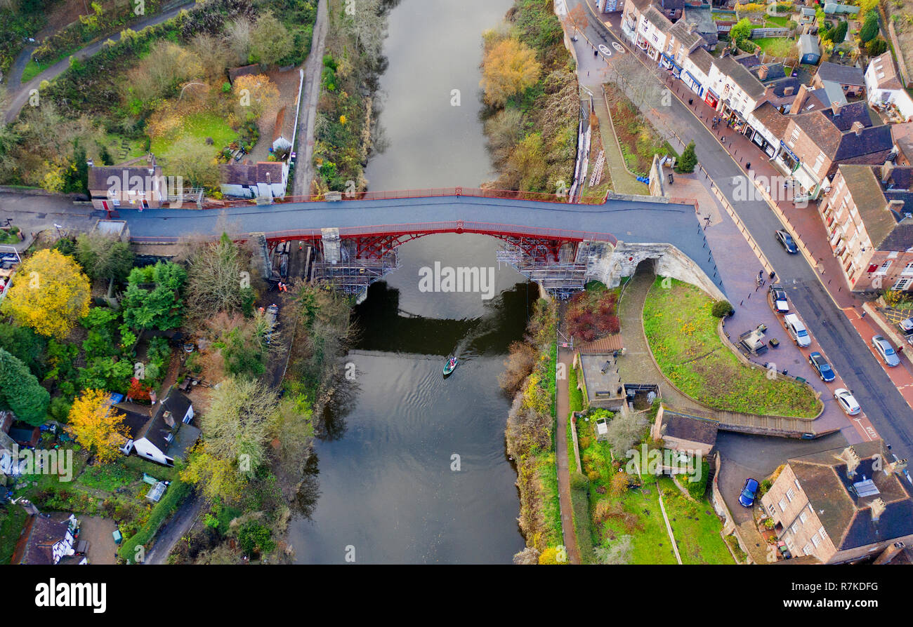 Le Shropshire's pont de fer, peut maintenant être vu dans son plein depuis le début des travaux de rénovation et a été retourné à sa couleur d'origine rouge/brun. Il s'agit d'enquête judiciaire après avoir révélé le monument était un brun-rouge foncé lorsqu'il a été dévoilé au public en 1779. Après des mois de travail, la plate-forme d'observation a été démantelé et des travaux sont en cours pour supprimer la construction qui a le pont encapsulé pour la dernière année dans la ville de Liverpool. Banque D'Images