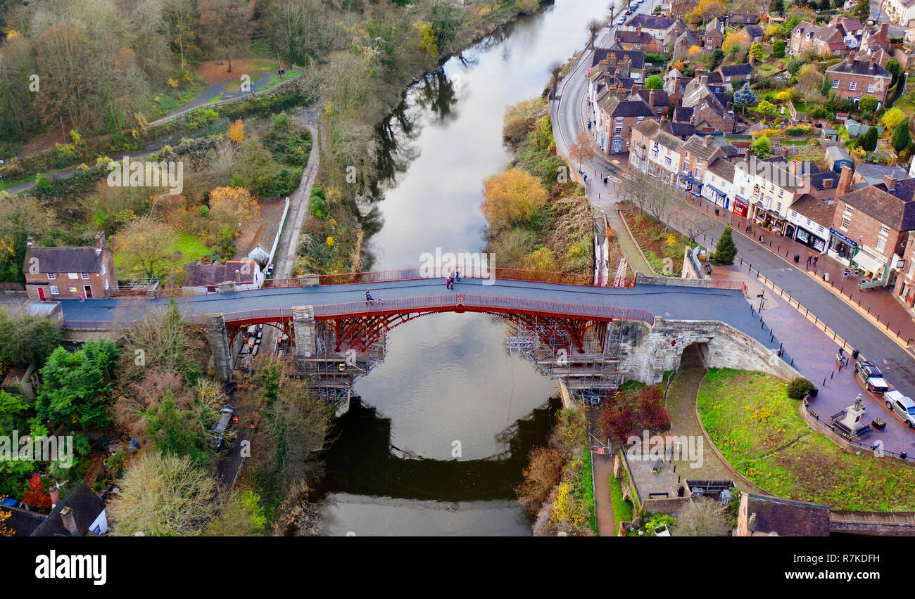 Le Shropshire's pont de fer, peut maintenant être vu dans son plein depuis le début des travaux de rénovation et a été retourné à sa couleur d'origine rouge/brun. Il s'agit d'enquête judiciaire après avoir révélé le monument était un brun-rouge foncé lorsqu'il a été dévoilé au public en 1779. Après des mois de travail, la plate-forme d'observation a été démantelé et des travaux sont en cours pour supprimer la construction qui a le pont encapsulé pour la dernière année dans la ville de Liverpool. Banque D'Images