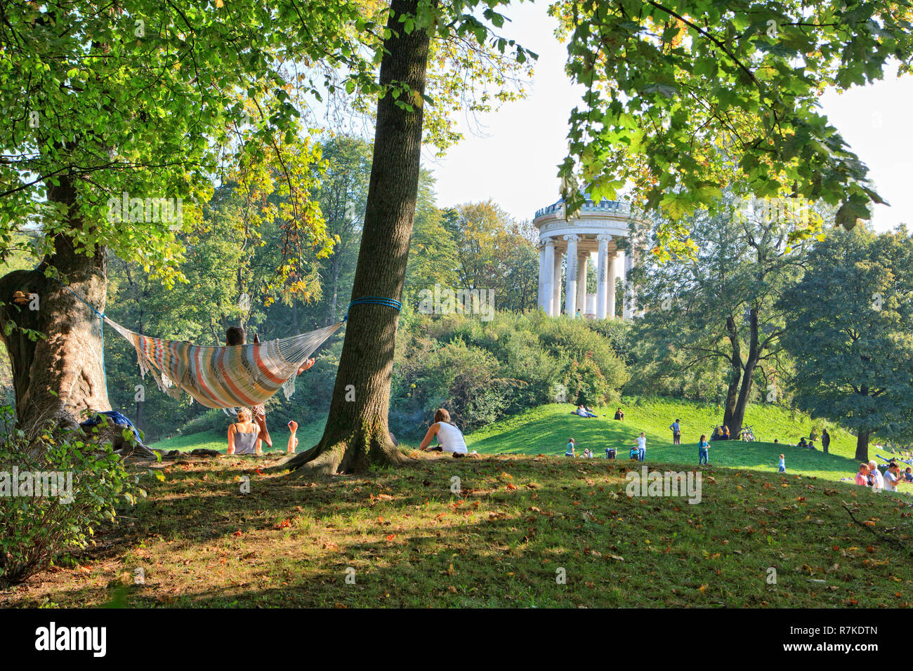 Les Personnes Beneficiant De L Automne Soleil En Jardin Anglais De Munich Le Parc Est Un Endroit Populaire Pour Se Detendre Sur Une Belle Journee Chaude Photo Stock Alamy