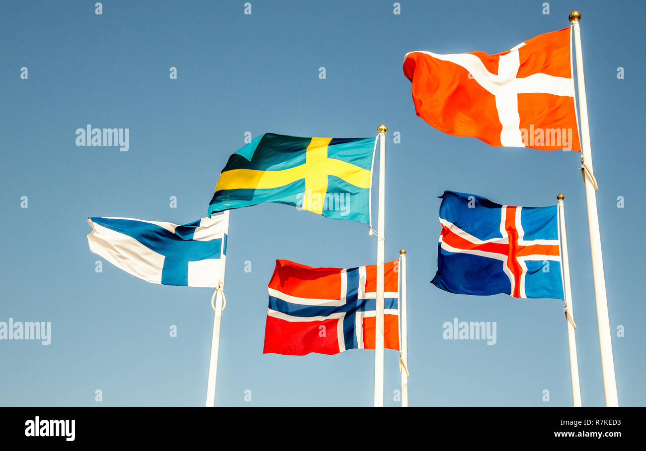 Danois, Suédois, Islandais, finlandais et norvégien scandinavian drapeaux flottant au vent dans Helsinborg, Suède Banque D'Images