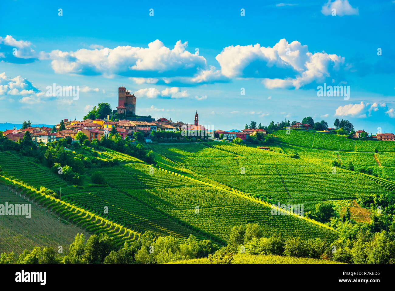 Les vignobles des Langhe, panorama coucher de Serralunga d'Alba, Site de l'Unesco, Piémont, Italie du nord de l'Europe. Banque D'Images