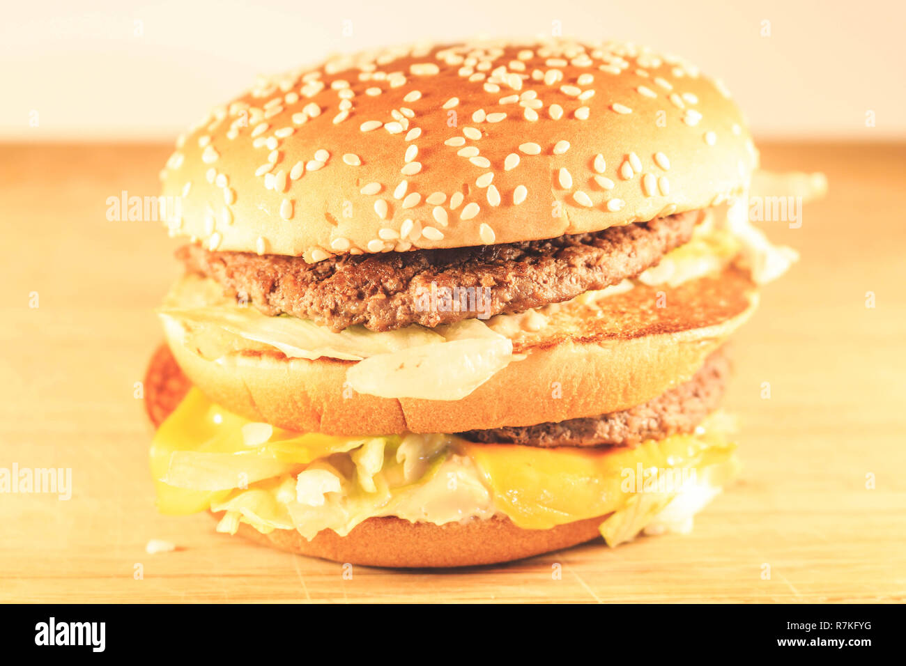 Big burger avec deux escalopes, fromage et salade. Vue de côté Banque D'Images