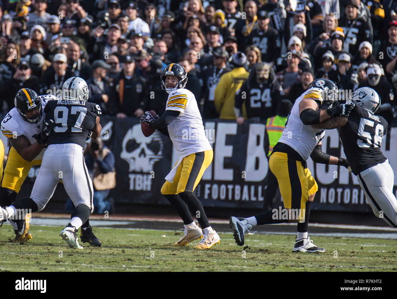 Le 09 décembre 2018 U.S.A Oakland CA Pittsburgh Steelers quarterback Ben Roethlisberger (7) recherche la passe en profondeur au cours de la NFL football match entre les Pittsburgh Steelers et les Raiders d'Oakland 21-24 perdu au O.co Coliseum Stadium Oakland Californie Thurman James/CSM Banque D'Images