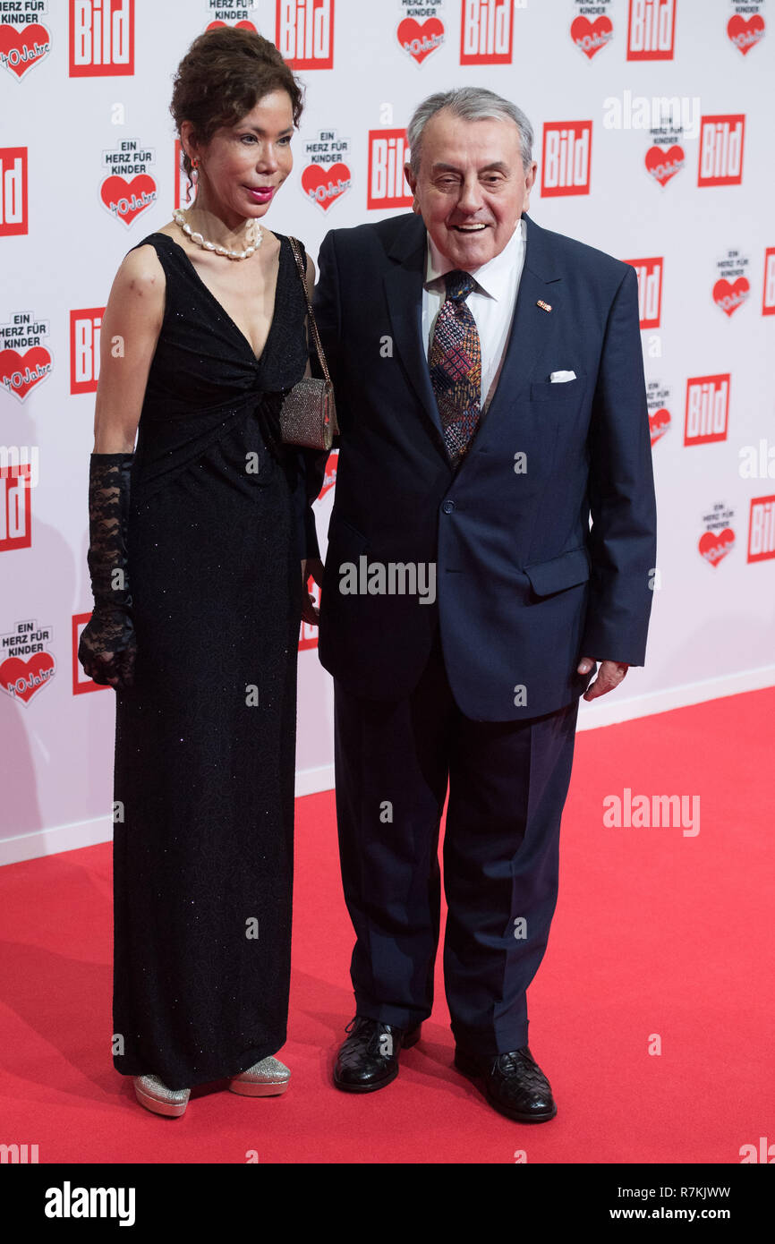 Roland HETZER (droit, chirurgien cardiaque, professeur d'université) et épouse Eva Maria JAVIER DELMO, plein la figure, portrait, sur le tapis rouge pour "un coeur pour les enfants" - Plat fundraiser à Berlin / Allemagne le 08.12.2018. Dans le monde d'utilisation | Banque D'Images