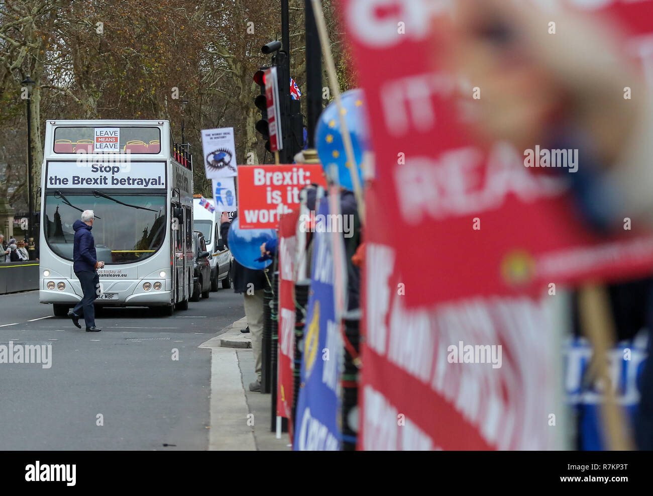 Londres, Royaume-Uni. Dec 10, 2018. Un bus écrit sur Arrêter le brexit trahison vu dans la rue pendant la manifestation.Anti-Brexit Pro-Brexit et manifestants sont vues de manifestations devant les Chambres du Parlement en tant que députés vont "signifiante votes sur le UK/EU Accord de retrait le mardi 11 décembre. Credit : Dinendra Haria SOPA/Images/ZUMA/Alamy Fil Live News Banque D'Images