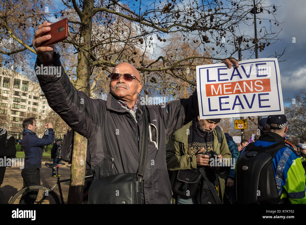 Londres, Royaume-Uni. 9 Décembre, 2018. Brexit trahison de protestation. Des milliers de partisans pro-Brexit inscrivez-vous un mars de masse organisée et dirigée par le chef de l'UKIP Gerard Batten et nommé conseiller Tommy Robinson en réponse à l'accord négocié par Theresa mai avec la commission européenne. Marchant de Park Lane vers à l'extrémité sud de Whitehall via la place du Parlement, des centaines de policiers en tenue de combat et unités de policiers à cheval ont été déployés pour maintenir l'ordre. Crédit : Guy Josse/Alamy Live News Banque D'Images