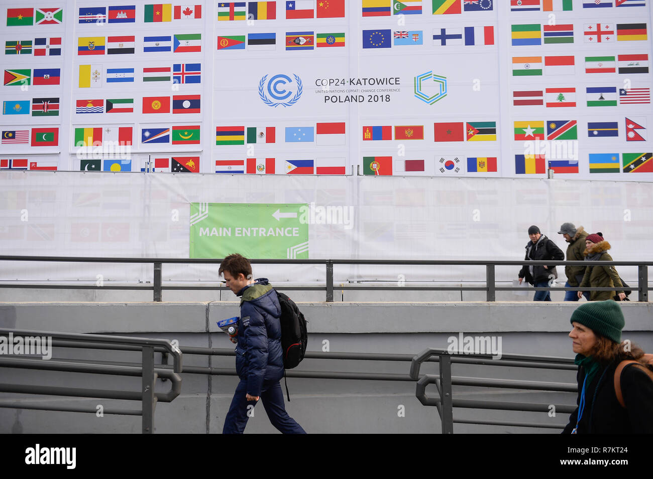 Vu les gens passant par la CDP24 drapeaux membres pendant la conférence des Nations Unies sur les changements climatiques (COP24). 2018 La conférence des Nations Unies sur les changements climatiques (COP24) est maintenant dans la deuxième semaine de négociations et se termine le 14 décembre à Katowice. Banque D'Images