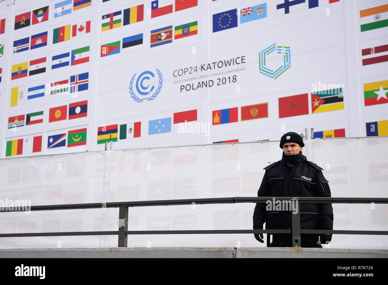 Un agent de police vu prendre des mesures de sécurité à l'avant de la salle de conférence des Nations Unies sur les changements climatiques (COP24). 2018 La conférence des Nations Unies sur les changements climatiques (COP24) est maintenant dans la deuxième semaine de négociations et se termine le 14 décembre à Katowice. Banque D'Images