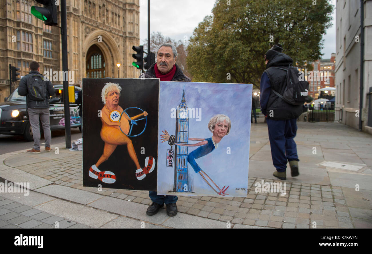 Vaste Sanctuaire, Westminster, London, UK. 10 Décembre, 2018. Brexit Brexit anti et pro militants manifester devant les Chambres du Parlement en tant que PM Theresa Mai annonce le vote sur le Brexit traiter elle a négocié sera retardé. La satire politique artiste Kaya Mar avec deux de ses œuvres. Credit : Malcolm Park/Alamy Live News. Banque D'Images