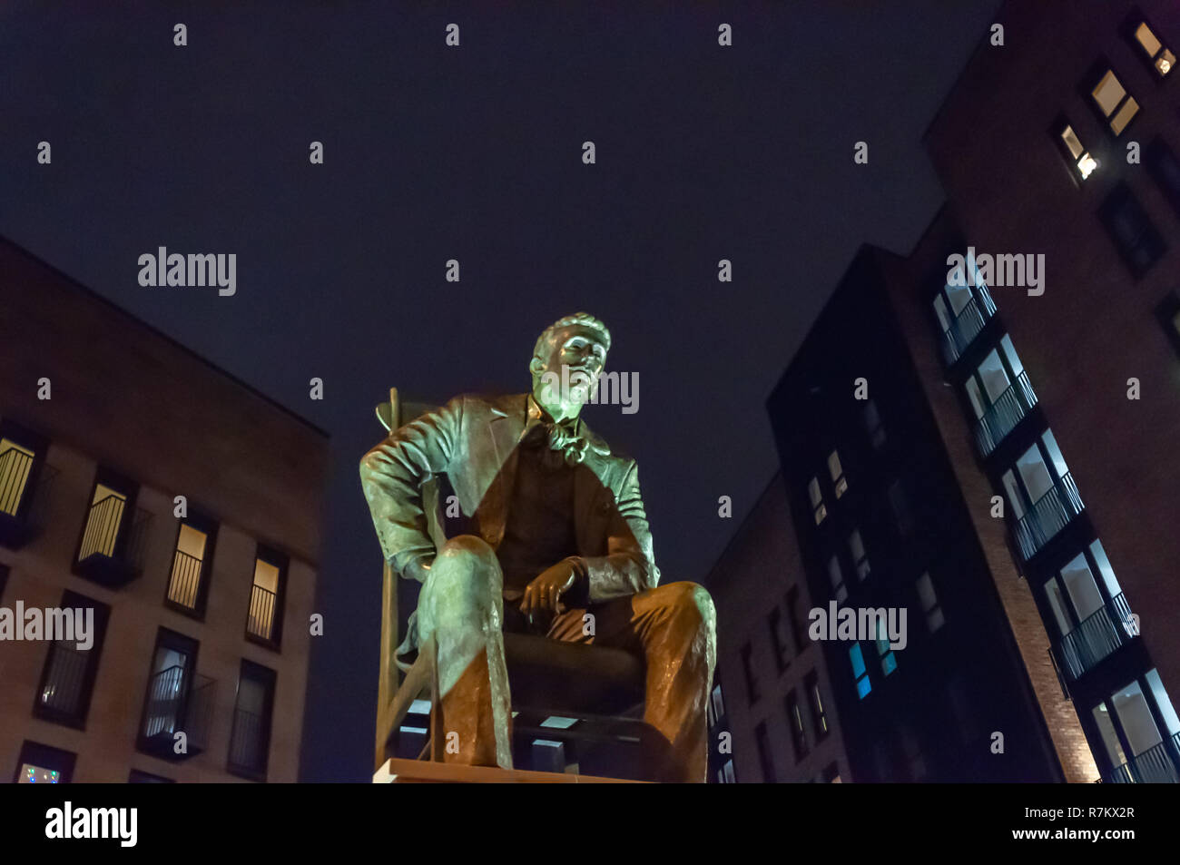 Glasgow, Ecosse, Royaume-Uni. 10 Décembre 2018 : un temps de nuit vue de la statue de Charles Rennie Mackintosh a été dévoilé à l'occasion du 90e anniversaire de sa mort. La statue de bronze a été commandé par Sanctuary Group et créé par le sculpteur Kelpies Andy Scott. La statue qui se trouve sur le coin de St Vincent Street et Elliott Street montre l'artiste assis sur une chaise à dossier haut. Credit : Skully/Alamy Live News Banque D'Images