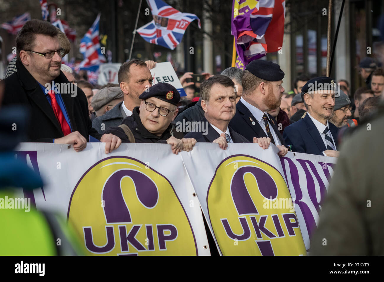 Londres, Royaume-Uni. 9 Décembre, 2018. Brexit trahison de protestation. Des milliers de partisans pro-Brexit inscrivez-vous un mars de masse organisée et dirigée par le chef de l'UKIP Gerard Batten (photo) et nommé conseiller Tommy Robinson en réponse à l'accord négocié par Theresa mai avec la commission européenne. Marchant de Park Lane vers à l'extrémité sud de Whitehall via la place du Parlement, des centaines de policiers en tenue de combat et unités de policiers à cheval ont été déployés pour maintenir l'ordre. Crédit : Guy Josse/Alamy Live News Banque D'Images