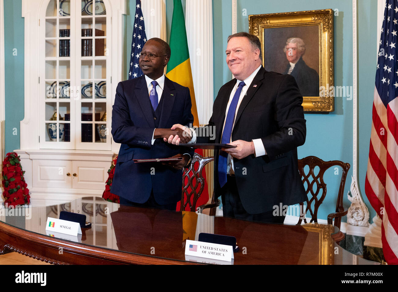 Washington, DC, USA. Dec 10, 2018. Le secrétaire d'Etat américain Mike Pompeo et Premier ministre sénégalais Abdallah Boun Mahammed Dionne à la cérémonie de signature de coopération du défi du millénaire dans le Traité Prix au département d'État à Washington, DC. Crédit : Michael Brochstein SOPA/Images/ZUMA/Alamy Fil Live News Banque D'Images