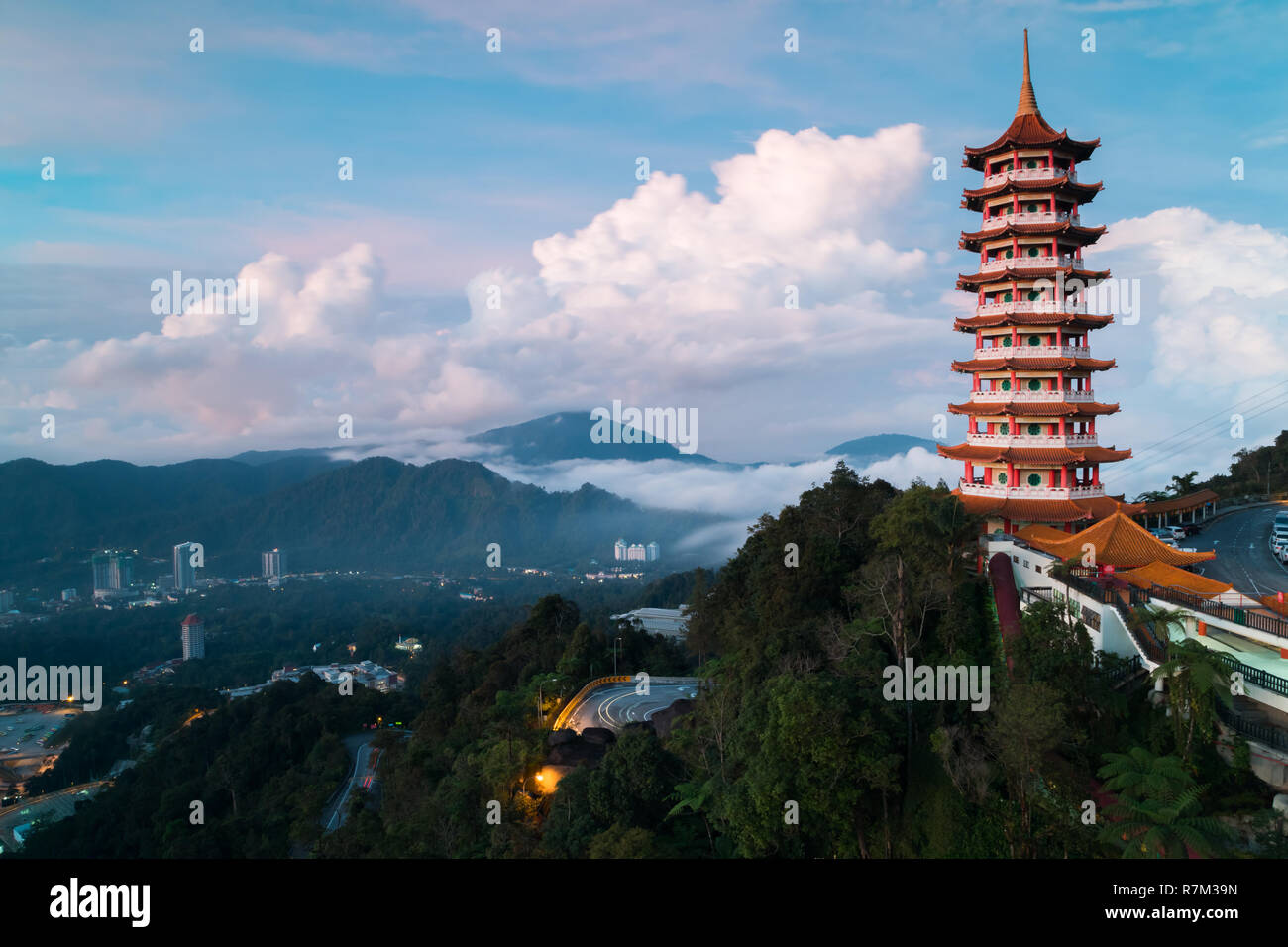 Vue de la pagode le matin avec un faible niveau cloud et collines en arrière-plan Banque D'Images