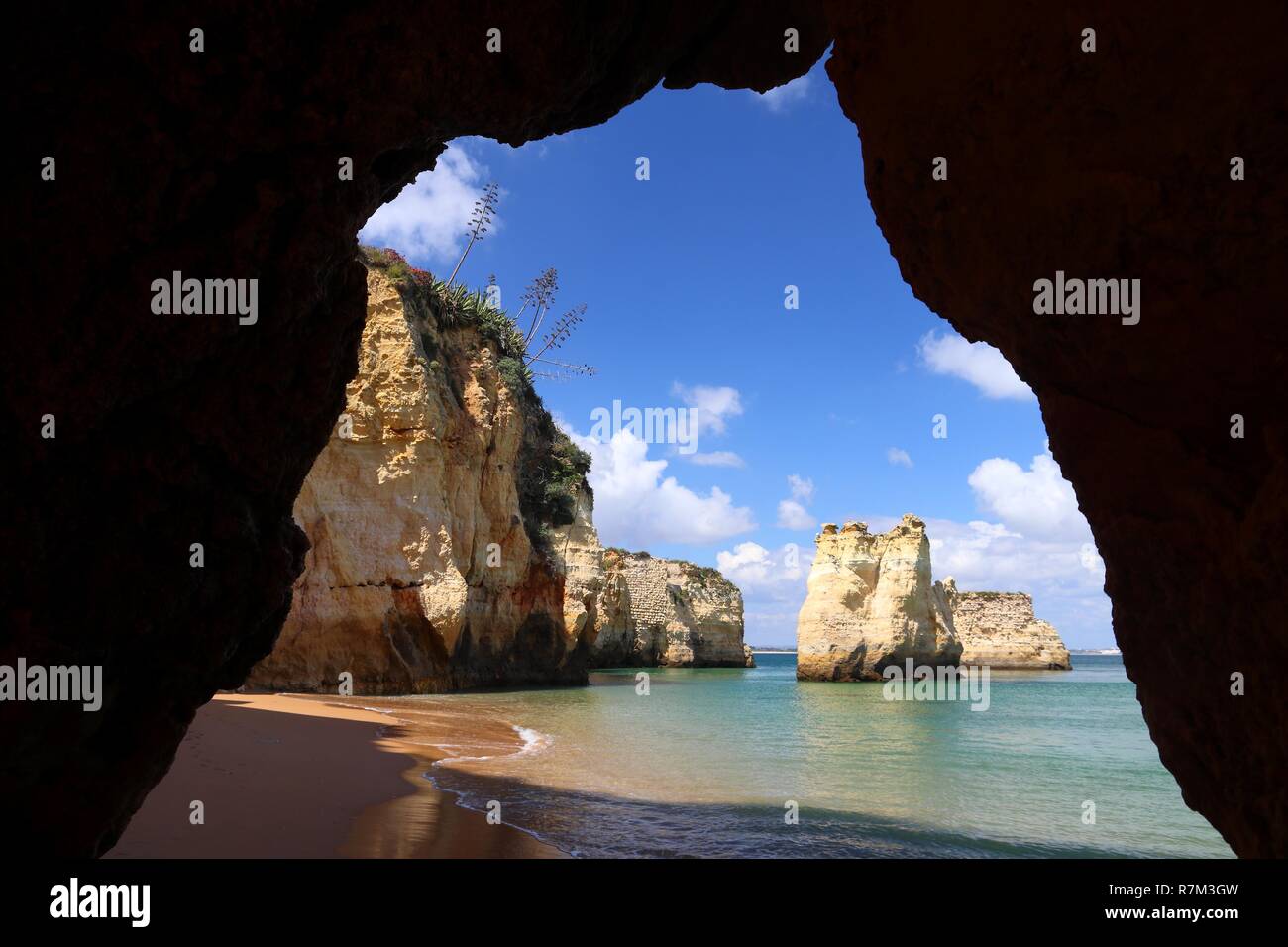 Paysage de la côte atlantique du Portugal en Algarve. Praia do Pinhao plage de sable. Hidden Cove. Banque D'Images