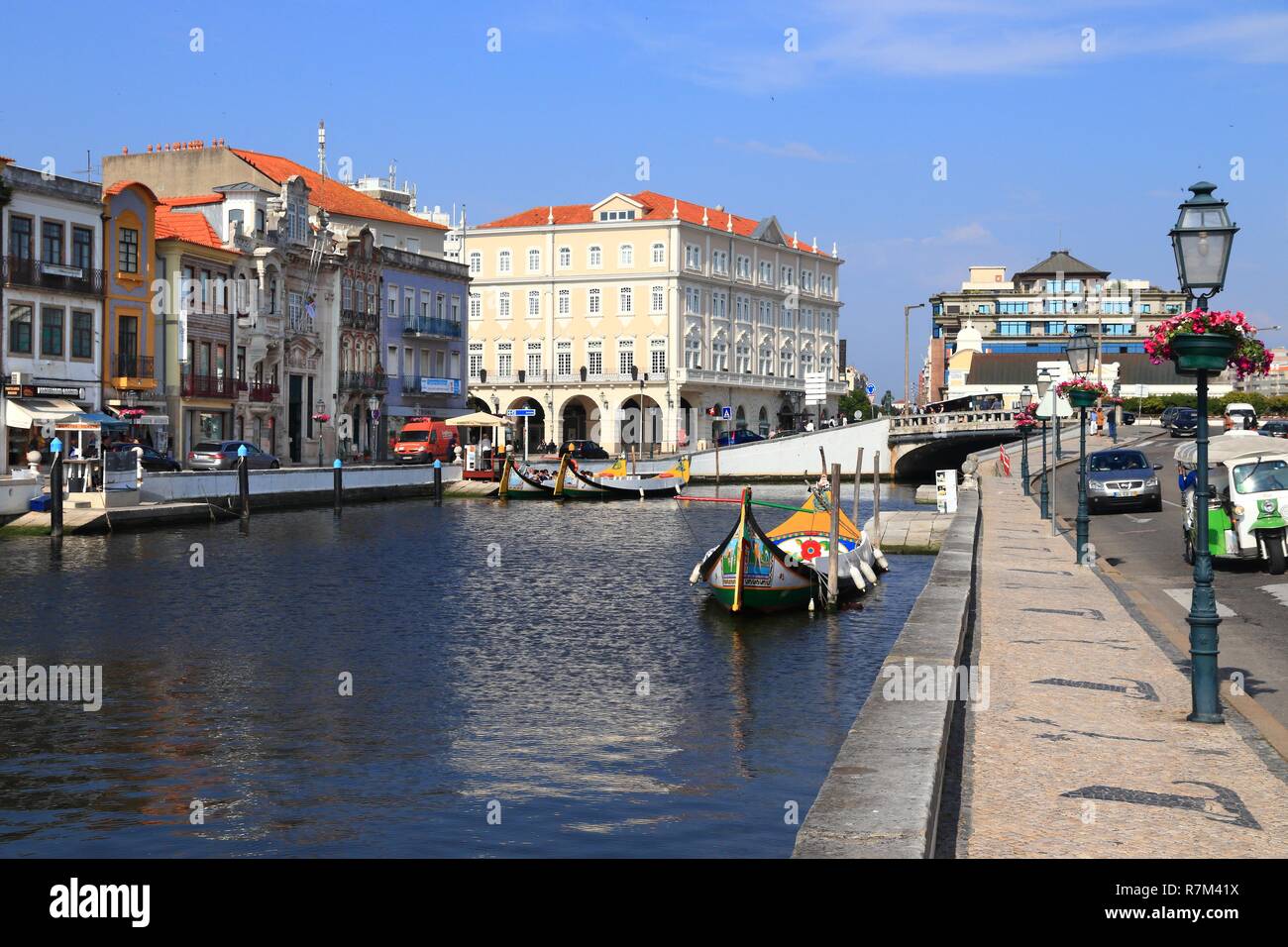 AVEIRO, PORTUGAL - Mai 23, 2018 : canal Aveiro gondola-style bateaux au Portugal. Aveiro est connu comme la Venise du Portugal en raison de ses canaux. Banque D'Images