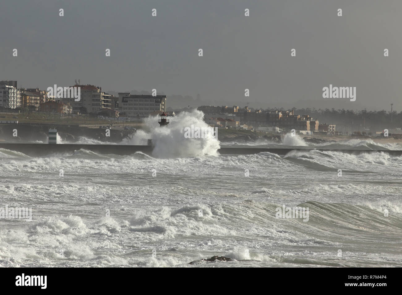 Le nord de la côte portugaise en cas de forte tempête en mer Banque D'Images