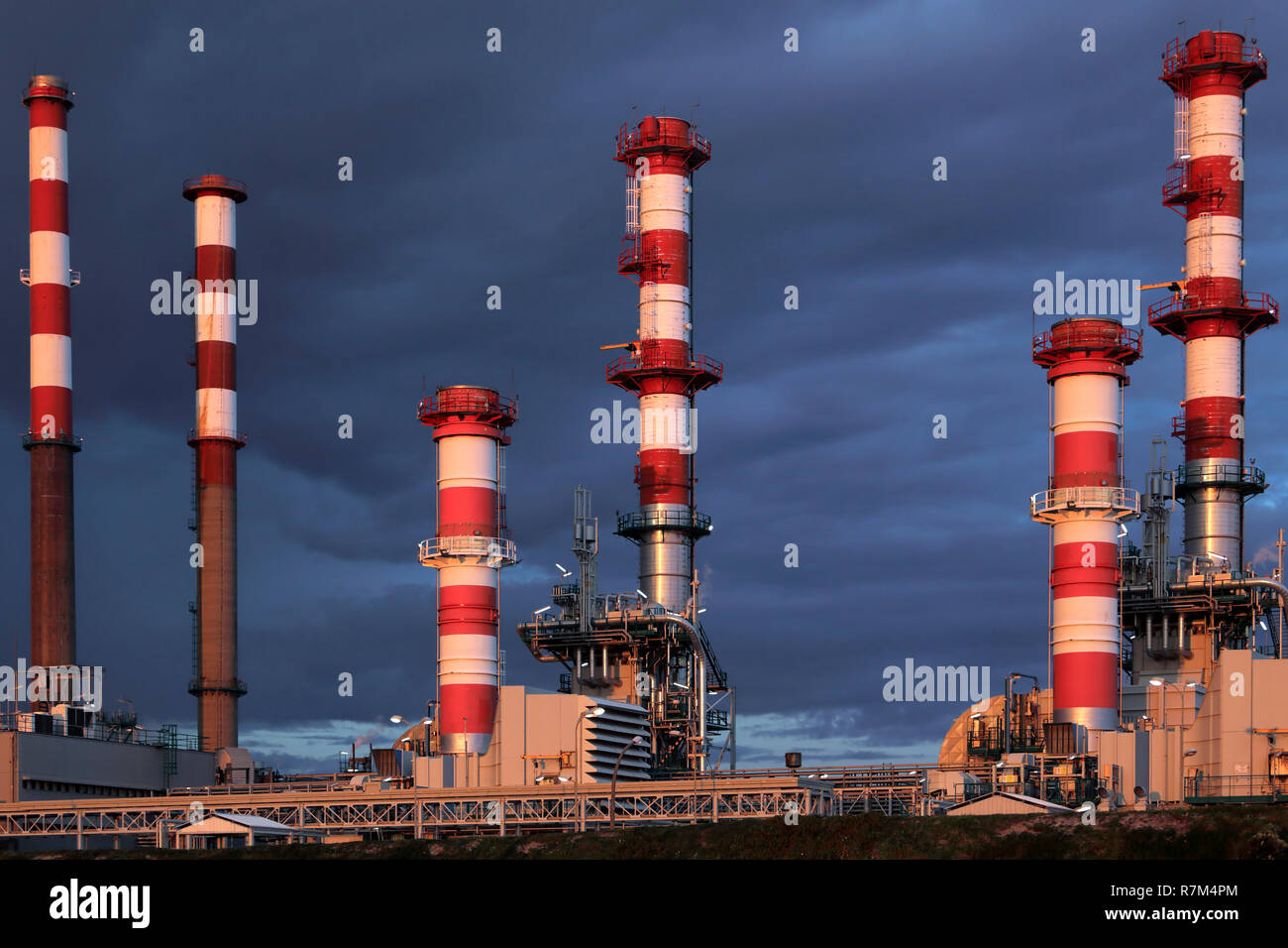 Partie d'une grande raffinerie de pétrole et à la tombée de la centrale contre un ciel nuageux avant la pluie Banque D'Images