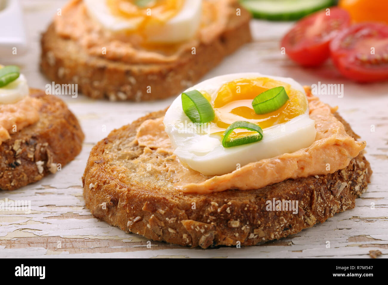 Sandwiches avec de la pâte de saumon et oeuf sur le fond en bois blanc Banque D'Images