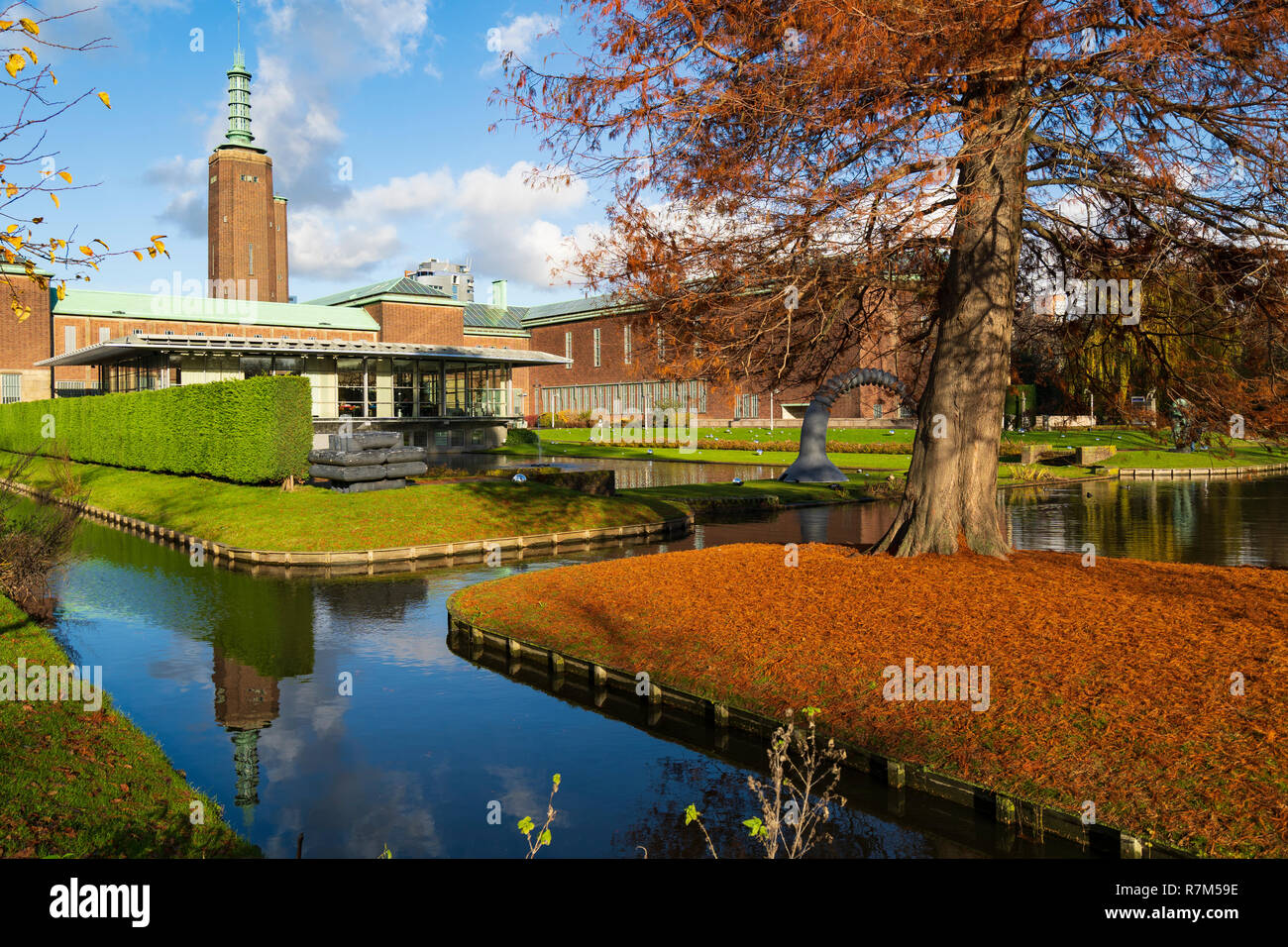 Le lac et le jardin du musée Boijmans van Beuningen de Rotterdam aux Pays-Bas Banque D'Images